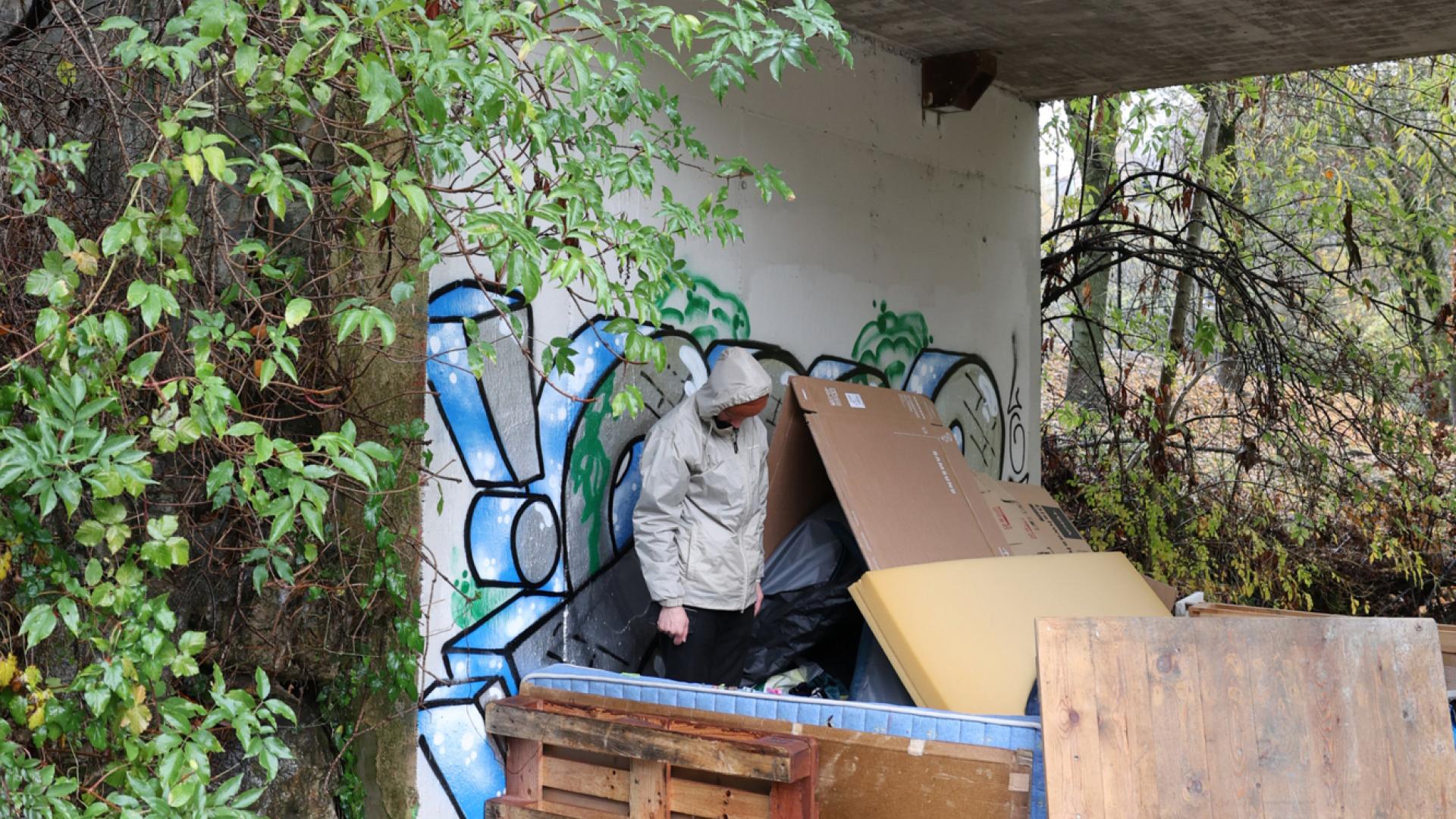 Z., argelino de 43 años que trabajó de carnicero en su país, sale de la tienda bajo el puente en el que vive desde hace tres meses. Se dirige a clases de castellano.