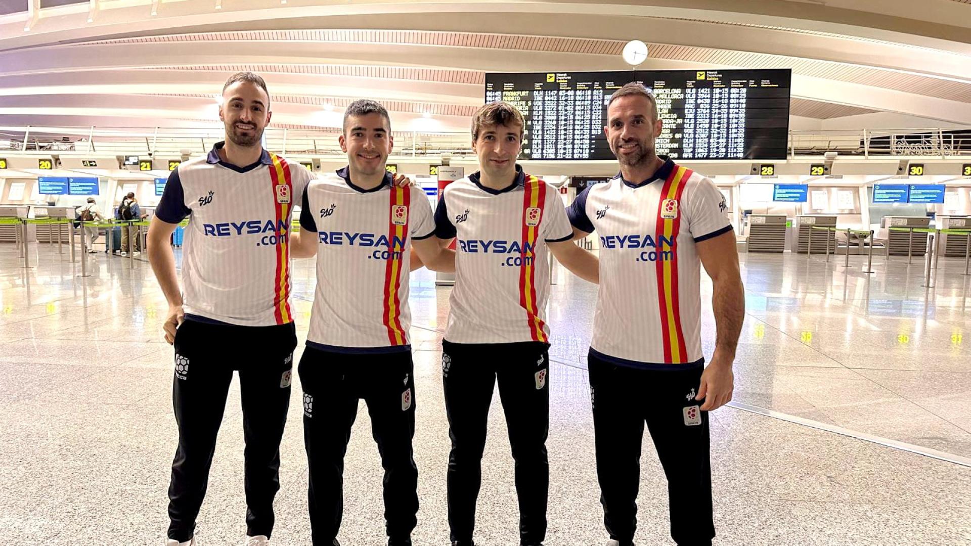 Beñat Sanz, Jon Otermin, Bittor Barriola y David Larumbe, en el Aeropuerto de Bilbao antes de salir rumbo a Cancún.