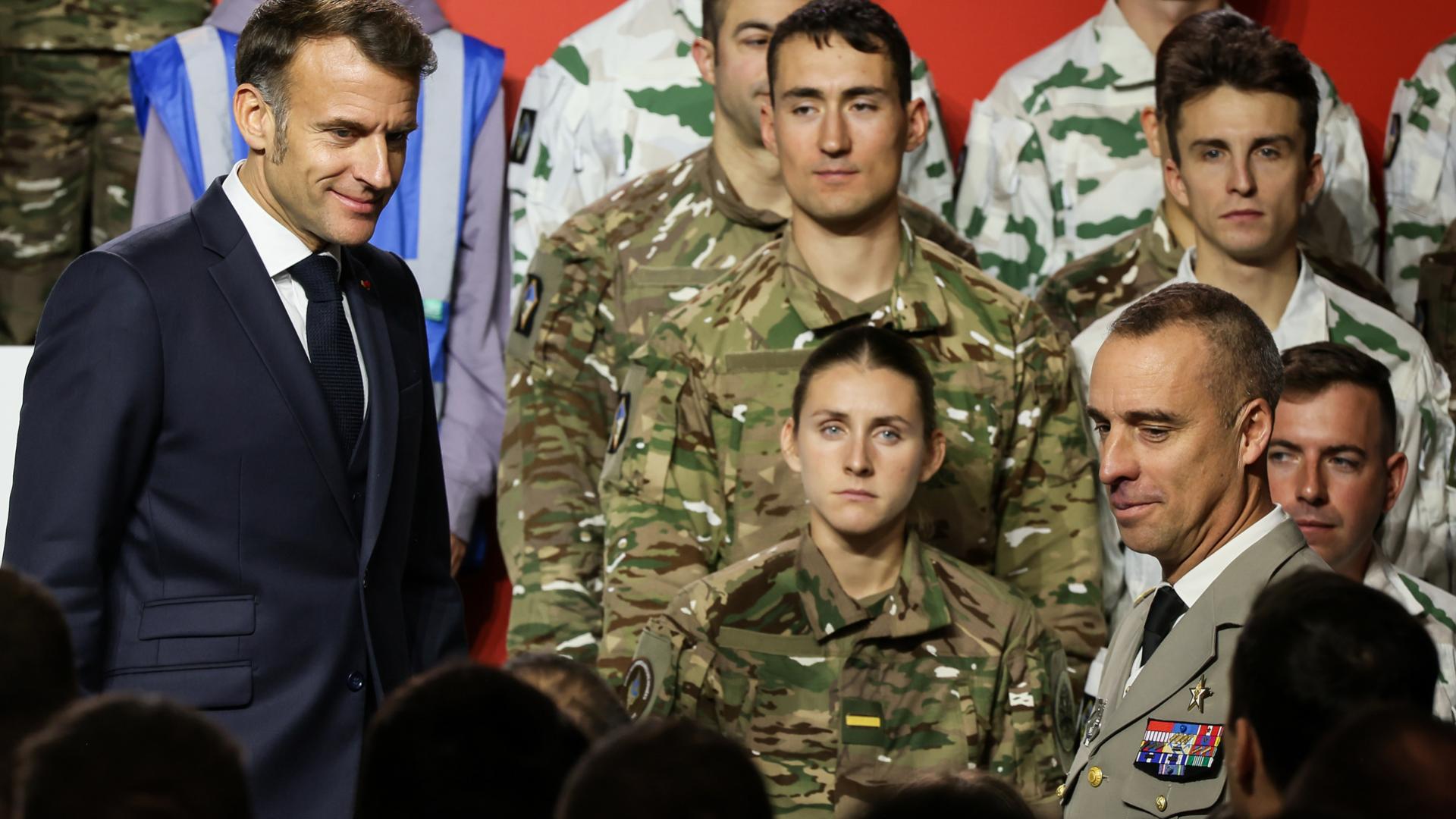 Macron hizo el anuncio desde la base de Varces, en la zona de los Alpes