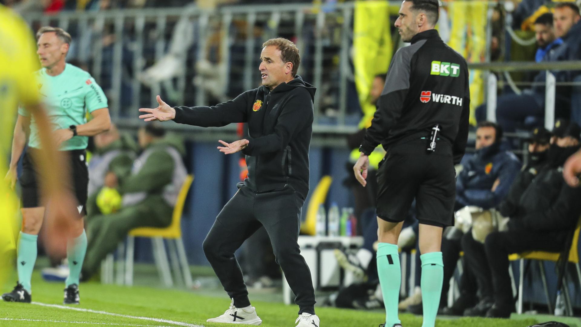 Jagoba Arrasate da instrucciones en La Cerámica en el último partido contra el Villarreal.