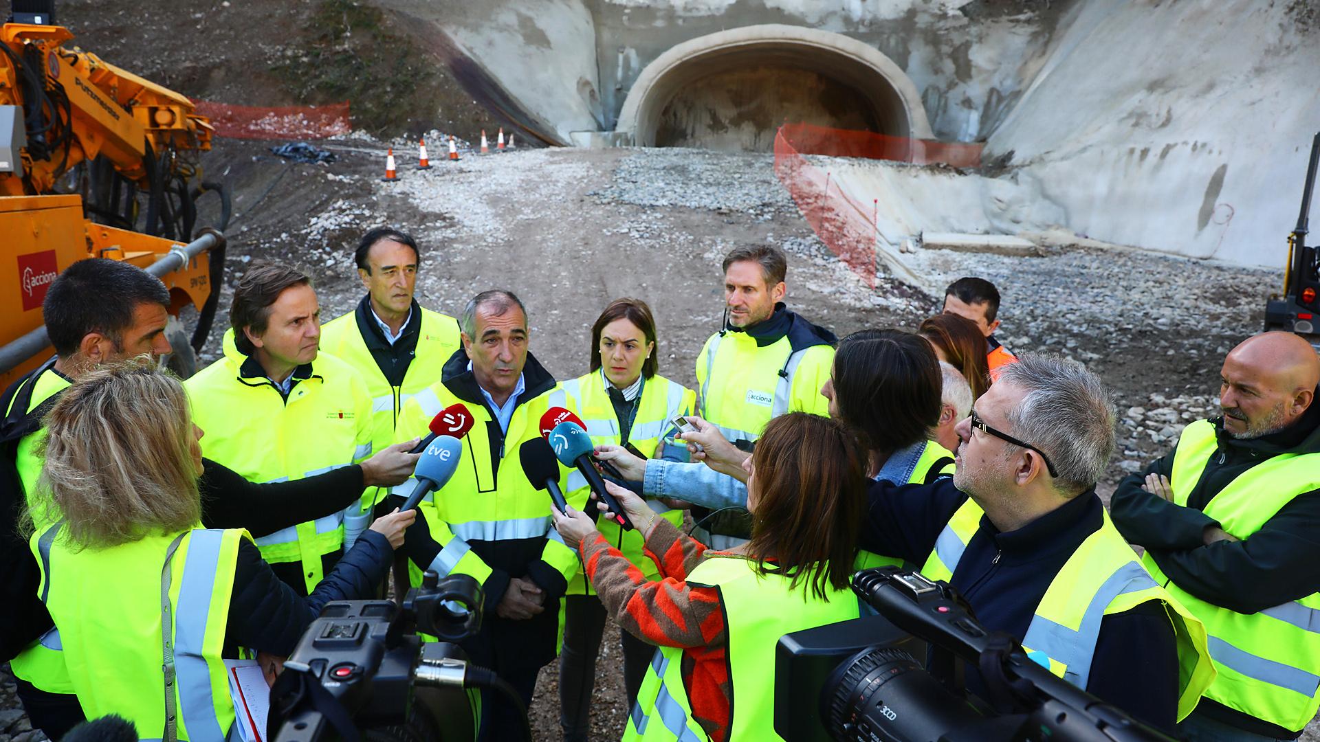 Óscar Chivite atiende a la prensa en una visita al túnel en 2024. A la izquierda, Pedro López