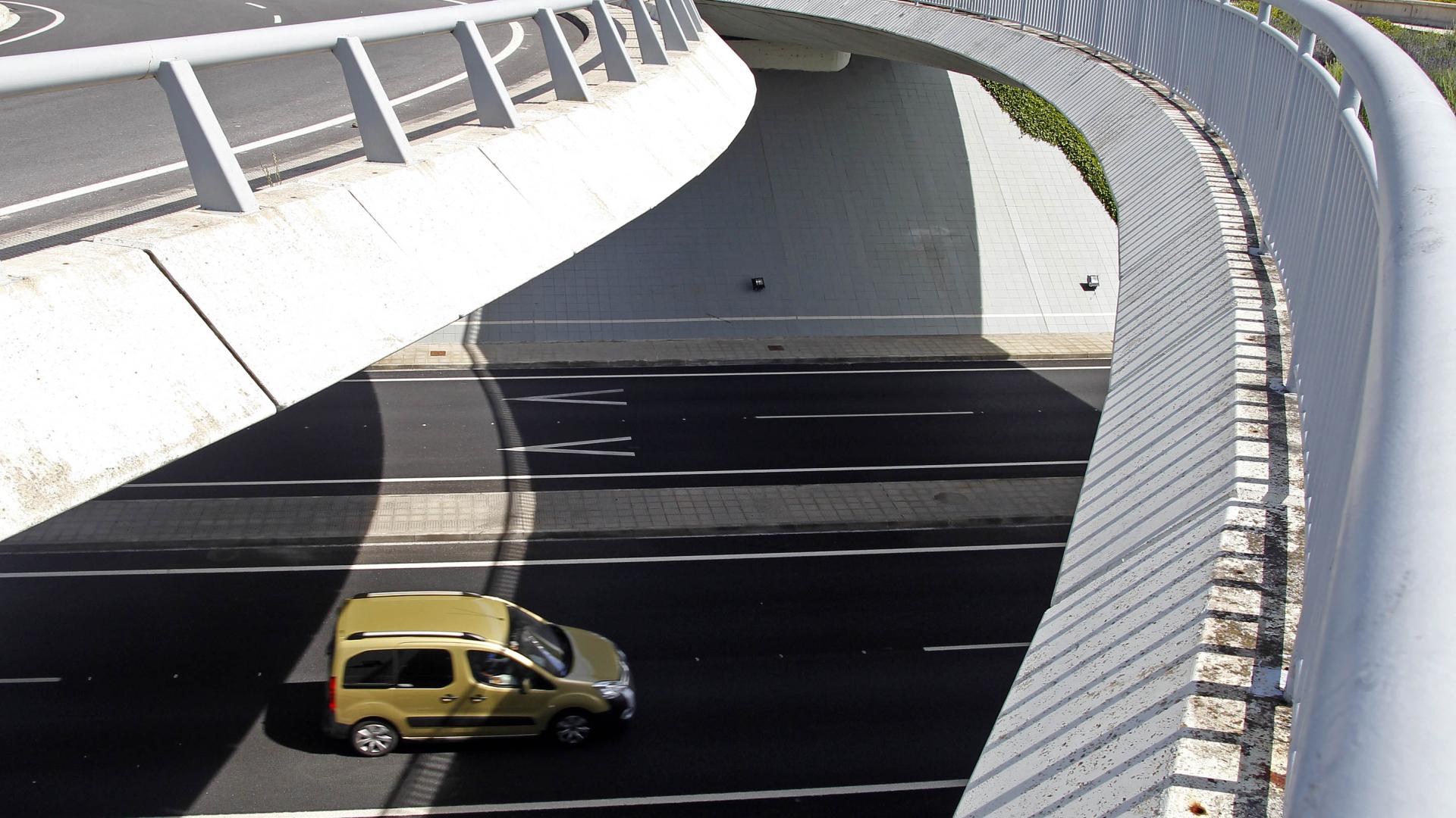 La autovía del Camino (A-12) debajo del arco de Zizur, donde una acera hace de mediana