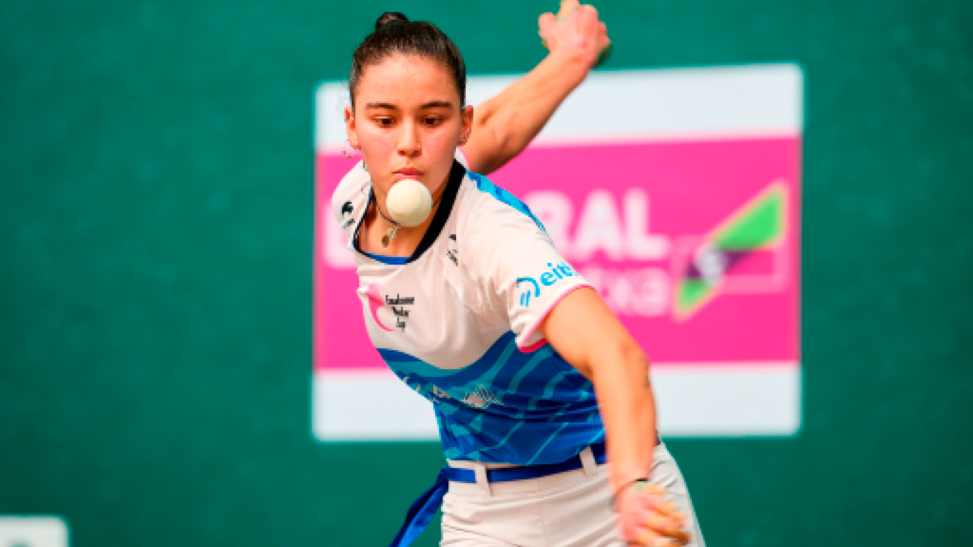 Laia Salsamendi golpea a una pelota.