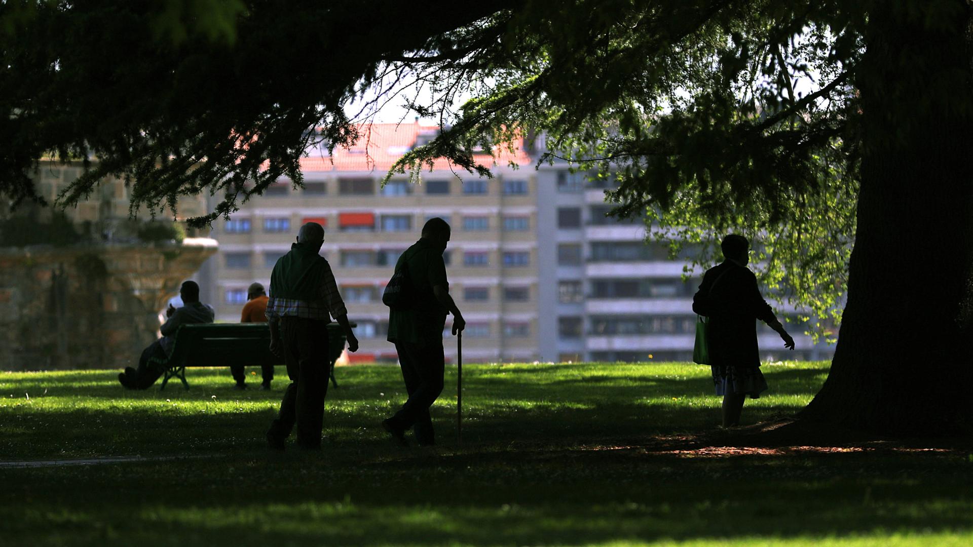 Varias personas pasean por la Vuelta del Castillo