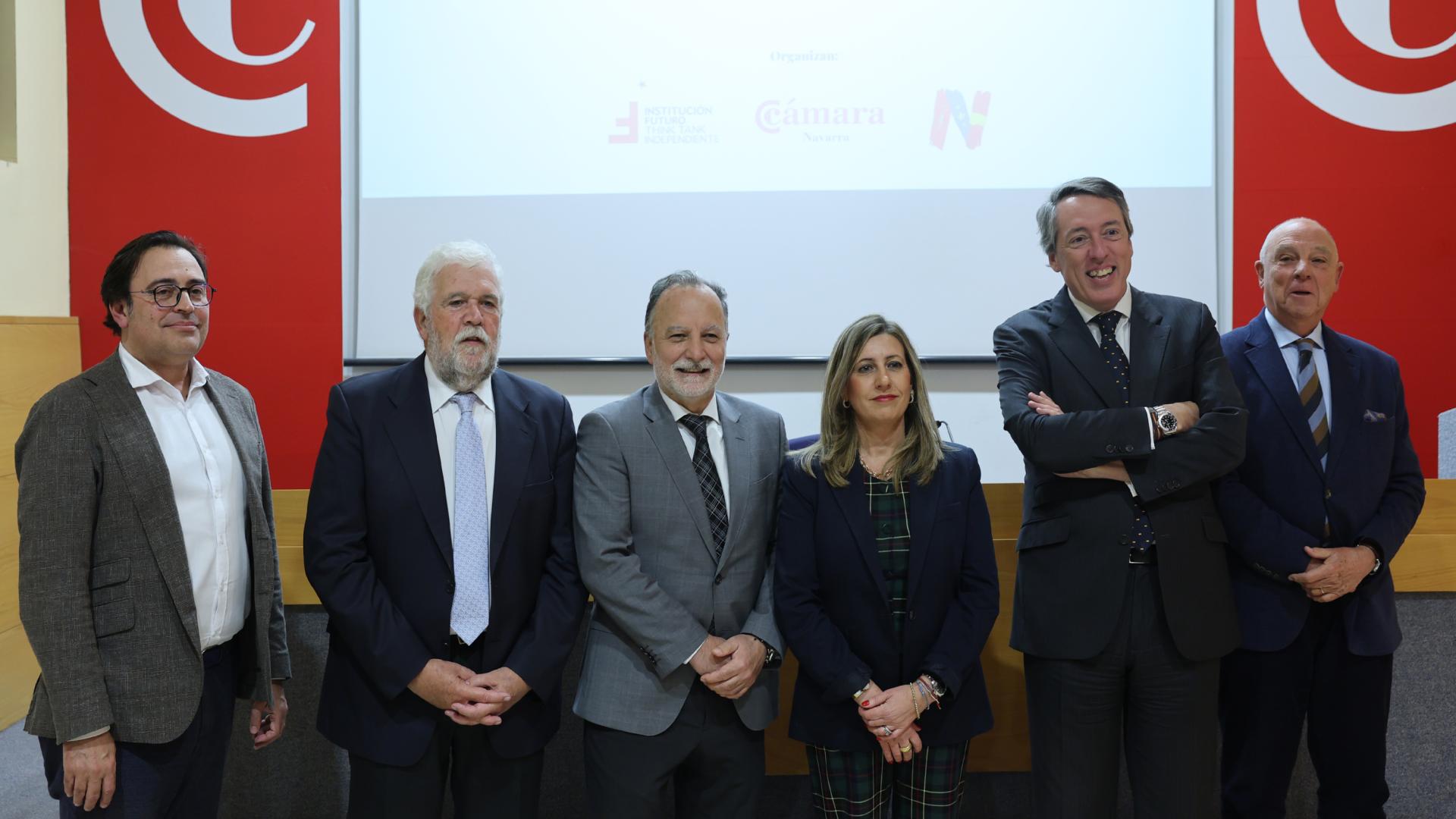 Izquierda a derecha: Ángel Chocarro (decano del Colegio de Economistas), José María Aracama (Institución Futuro), José Ignacio Pérez de Albéniz (Arpa Abogados), Idoia Zabaleta (profesora de Economía en la UPNA y la UNED), Carlos Andreu (Sociedad Civil Navarra)  y Javier Taberna (Cámara Navarra de Comercio) posan antes de la jornada