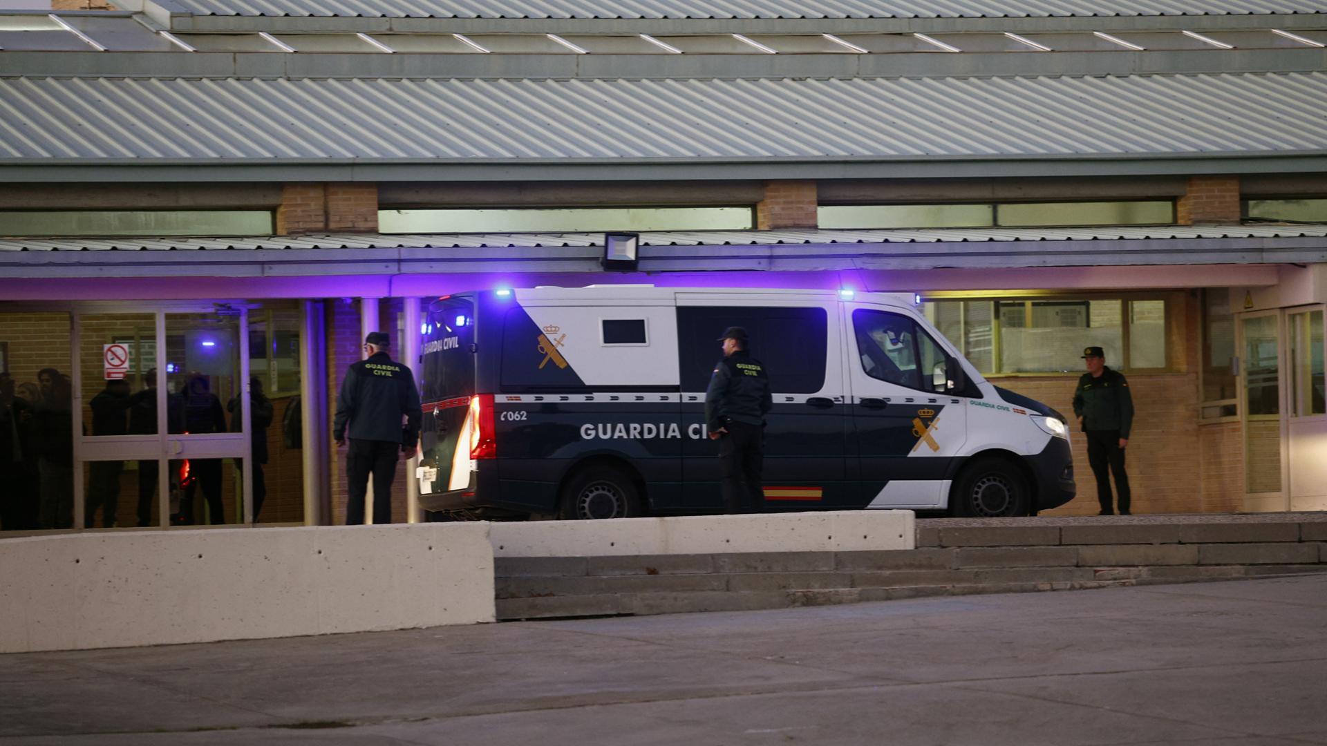 Vista del furgón policial que ha trasladado a José Luis Ábalos y Koldo García para ingresar este jueves en la cárcel de Soto del Real (Madrid)