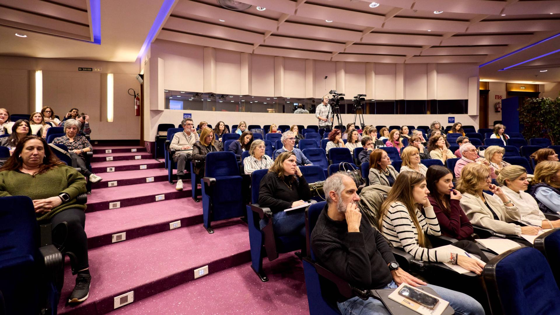 Público asistente al I Congreso 'Coparentalidad positiva: Validando sus emociones', en el Colegio de Médicos de Pamplona.