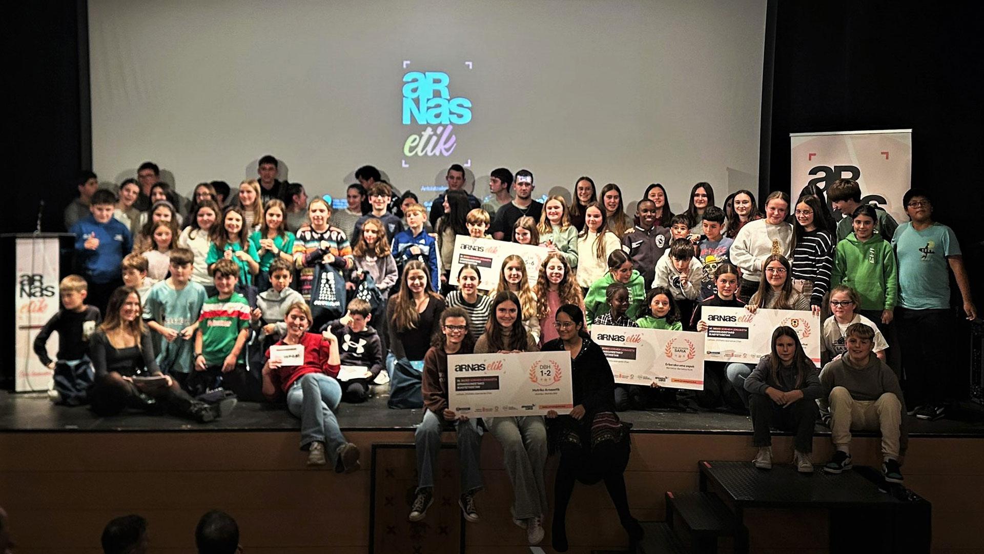 Alumnado participante en la entrega de premios de ARNASETIK