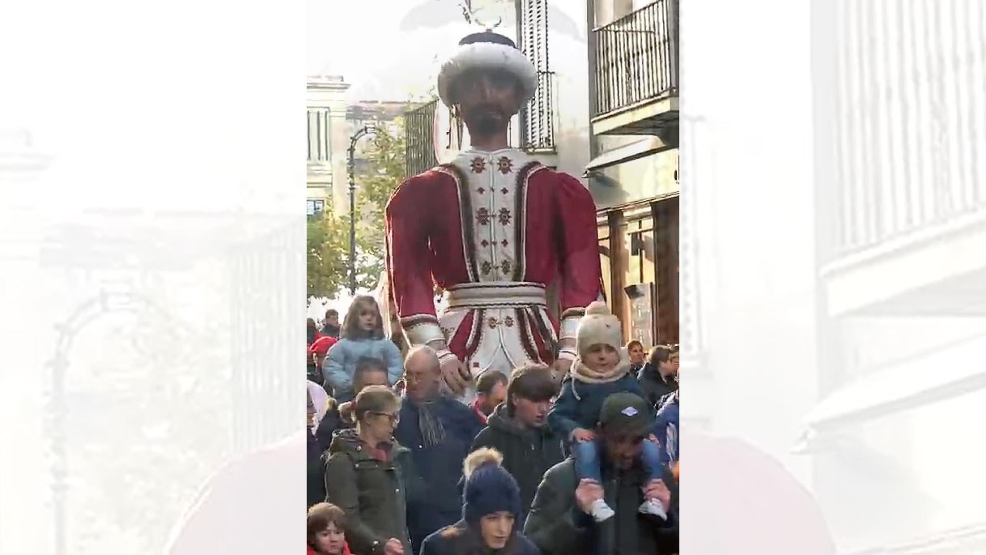 Vídeo del paso de la Comparsa de Gigantes y Cabezudos por la calle Chapitela de Pamplona, durante los actos previstos con motivo de la festividad de San Saturnino, este sábado 29 de noviembre de 2025.