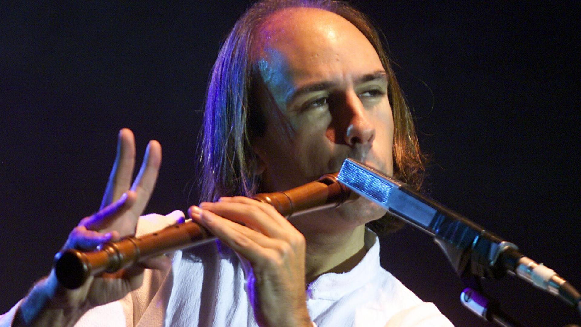 Carlos Núñez, con una de las múltiples flautas que tocó durante el concierto