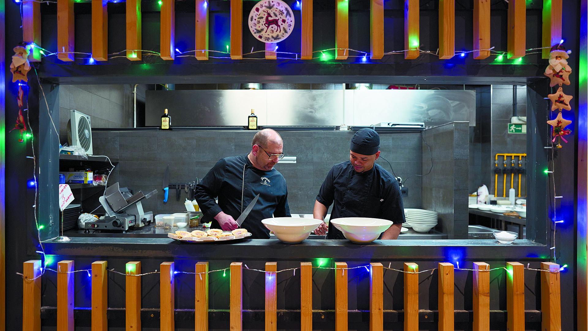Javier García y Souschef Jhonson Hidalgo trabajan en equipo en la cocina a la vista del ristorante Yamaguchi de San Juan