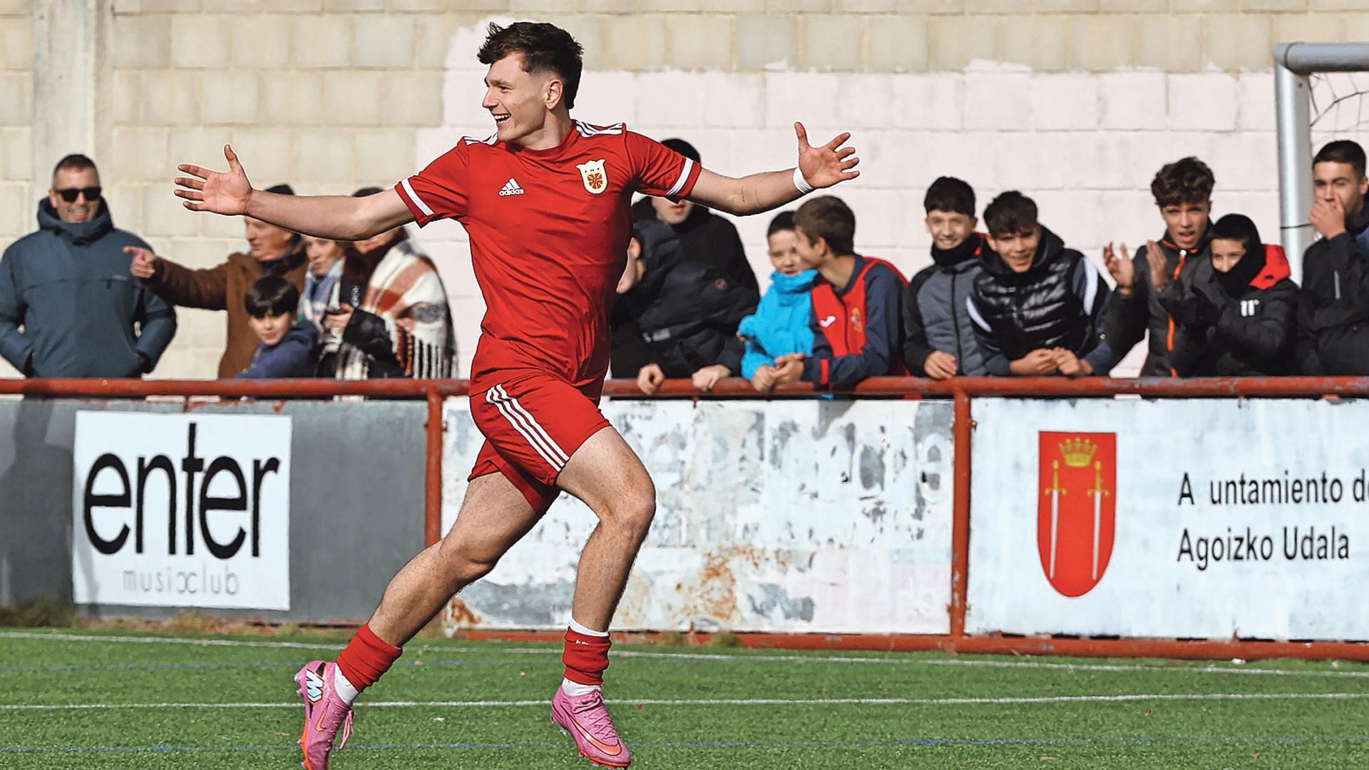 El delantero de la selección navarra Ibai Alonso celebra el gol que marcó ante Murcia con un disparo desde su propio campo.
