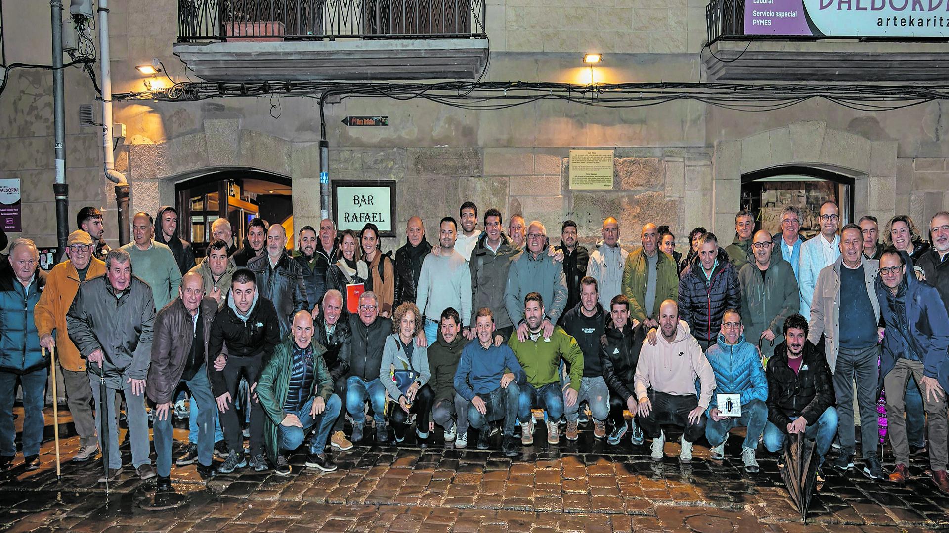 La foto de familia de la Peña Sport delante del Bar Rafael