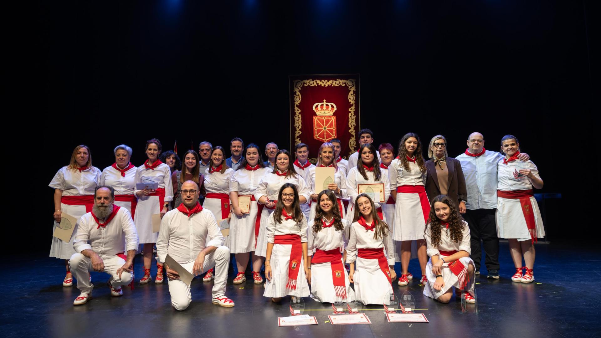 Premiados en las distintas categorías, participantes y autoridades posaron juntos en el teatro Gaztambide