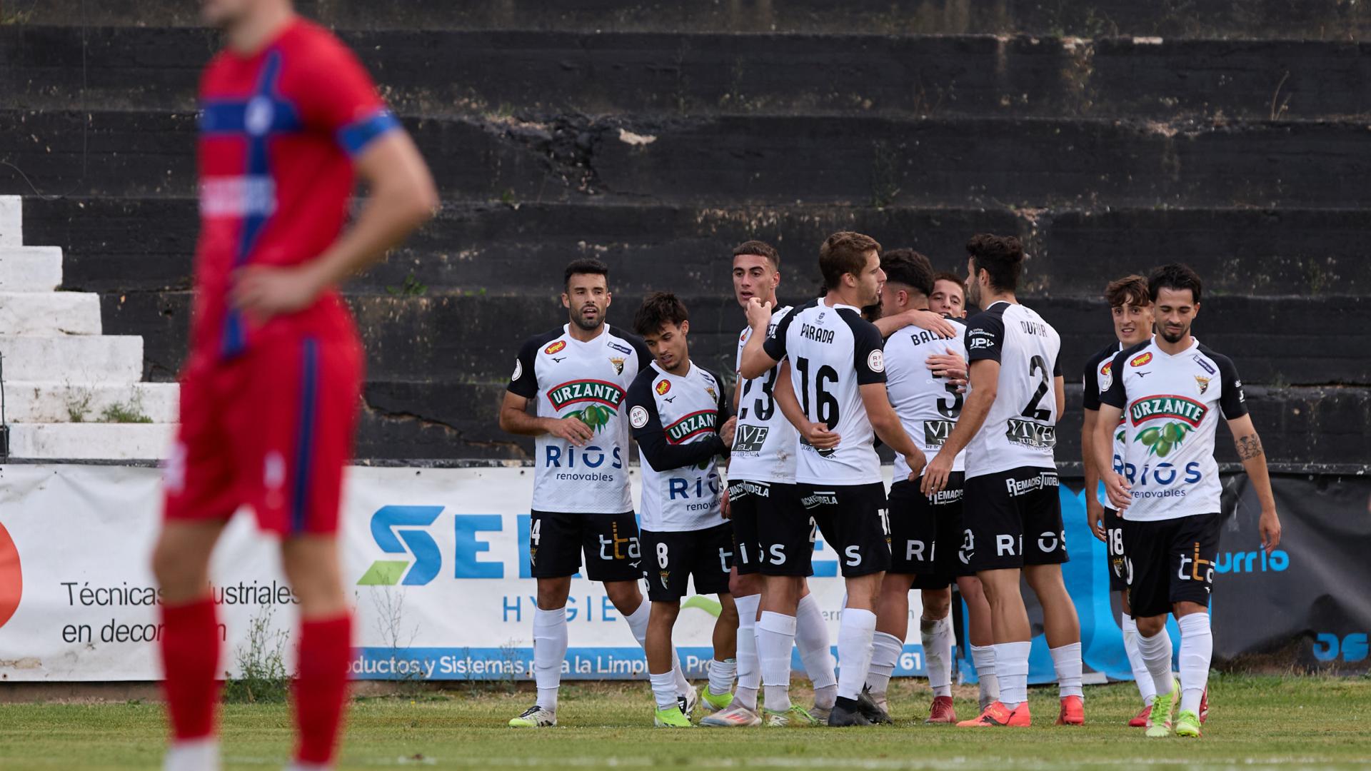 Los jugadores del Tudelano celebran un gol en un partido anterior