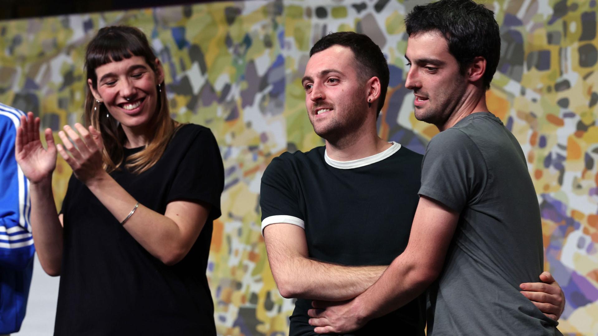 El campeón Xabat Illaregi, derecha, se abraza a su hermano Joanes. Ambos quedaron finalistas. A su lado, Saioa Alkaiza.