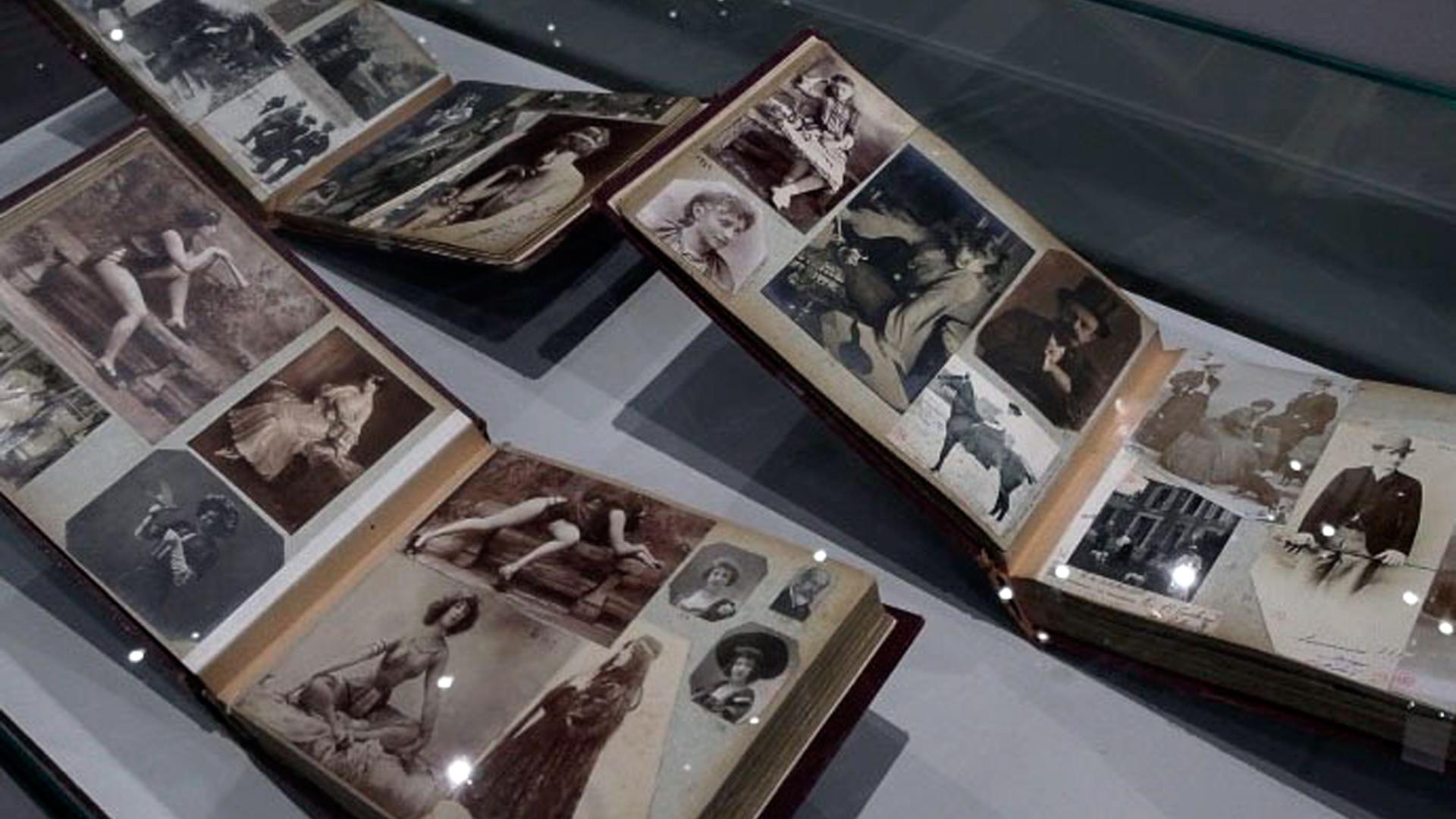 Álbumes con fotos de Colette y diferentes personas importantes en su vida que forman parte de la exposición 'Los Mundos de Colette'