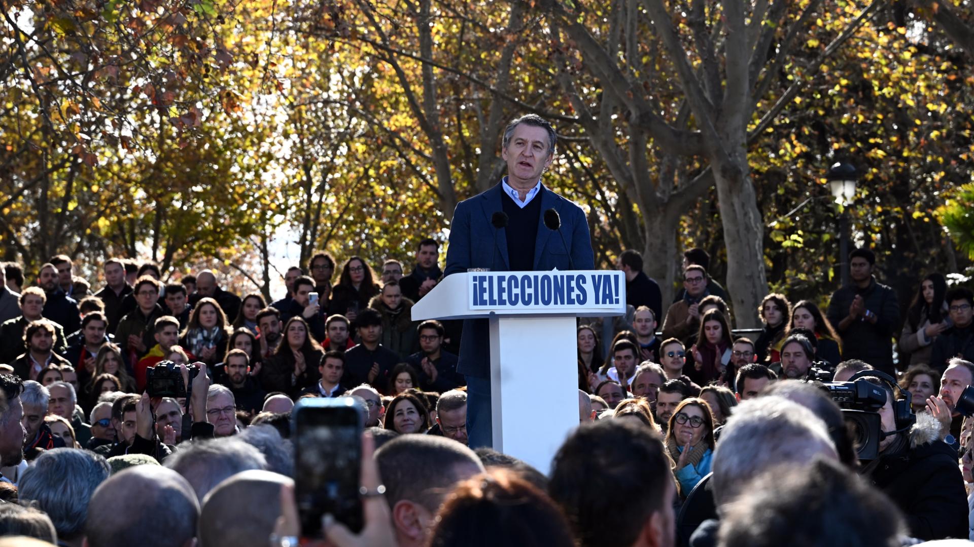 El líder del PP, Alberto Núñez Feijóo, ofrece un discurso durante la concentración contra el Gobierno de Pedro Sánchez en Madrid