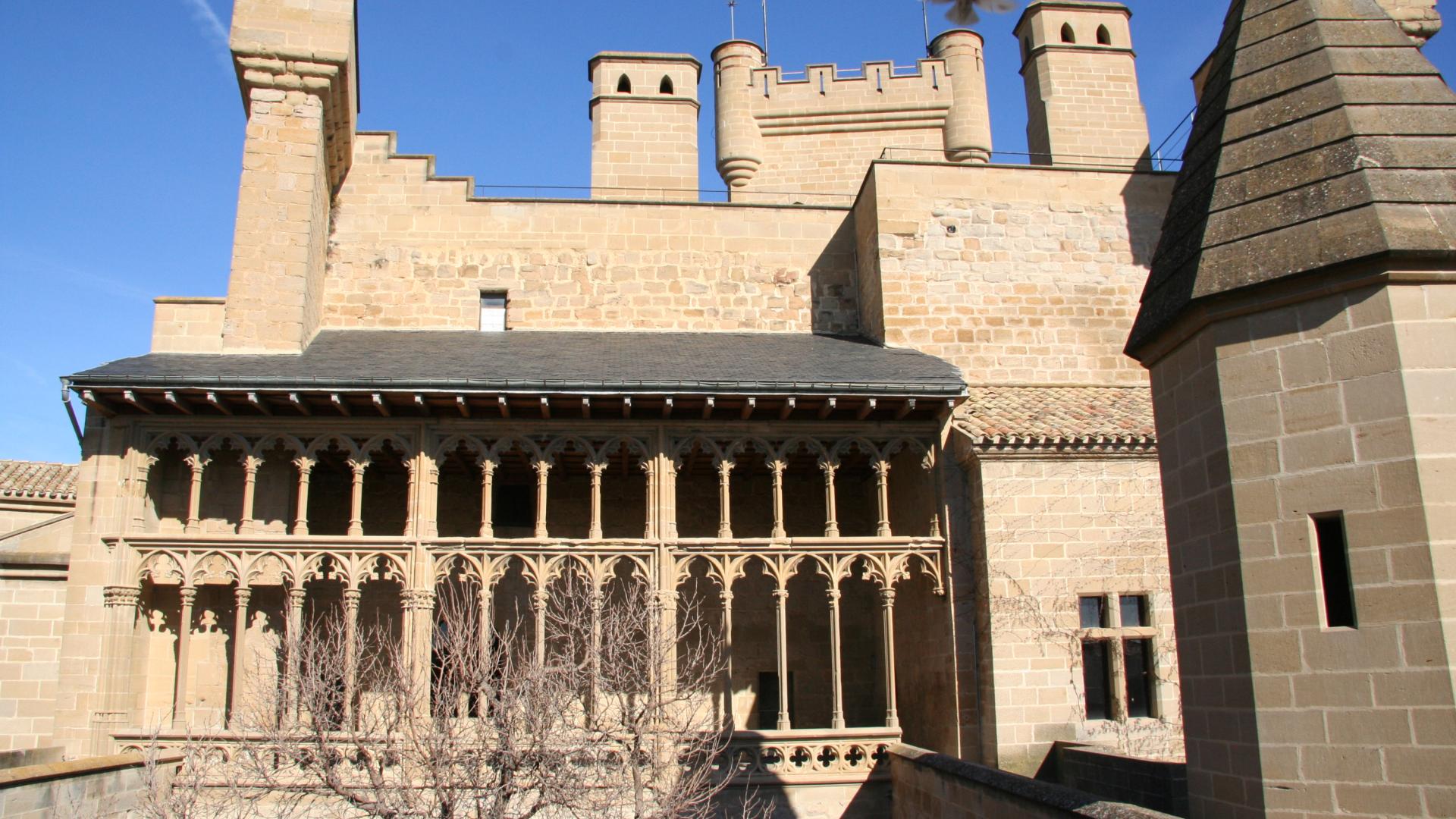 Palacio de Olite, arquería ante la Gran Torre y junto a la Torre Nueva.