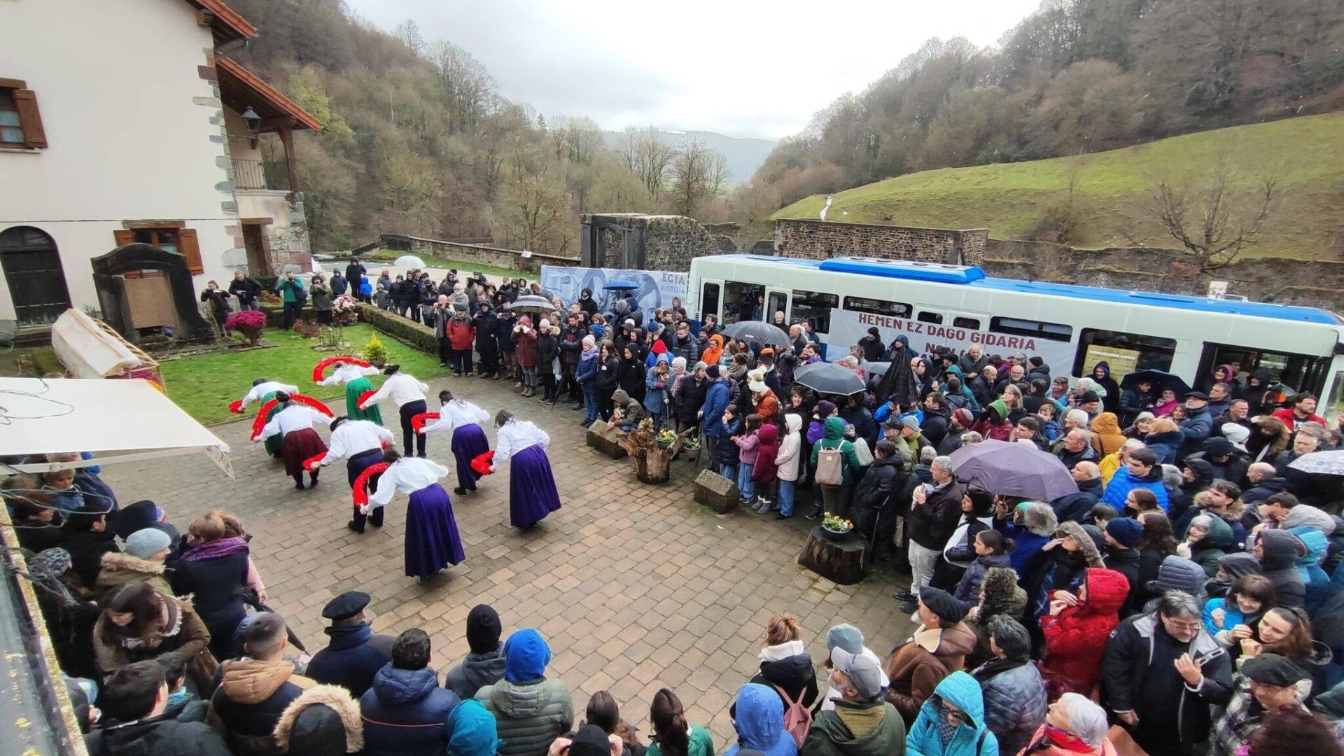 El acto de homenaje, con el Autobús de la Memoria presente