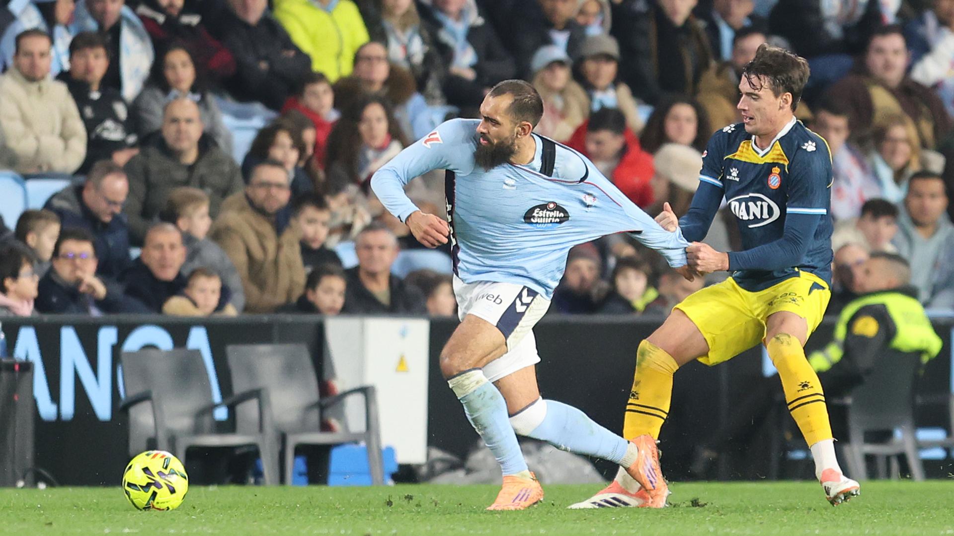 El jugador del Celta Borja Iglesias pugna por un balón con el jugador del Espanyol Roberto Fernández durante el partido de LaLiga entre RC Celta de Vigo y RCD Espanyol