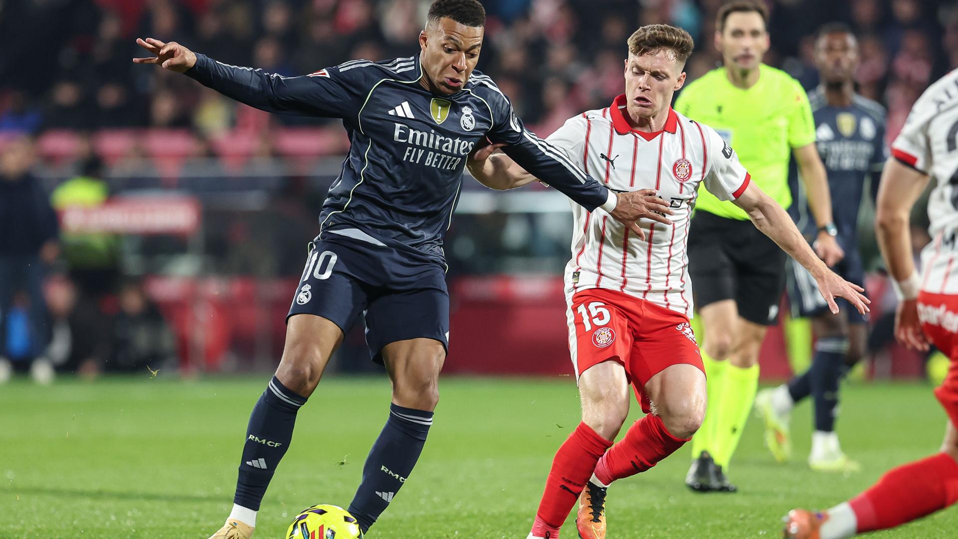 Mbappe y Viktor Tsygankov, en un momento del partido