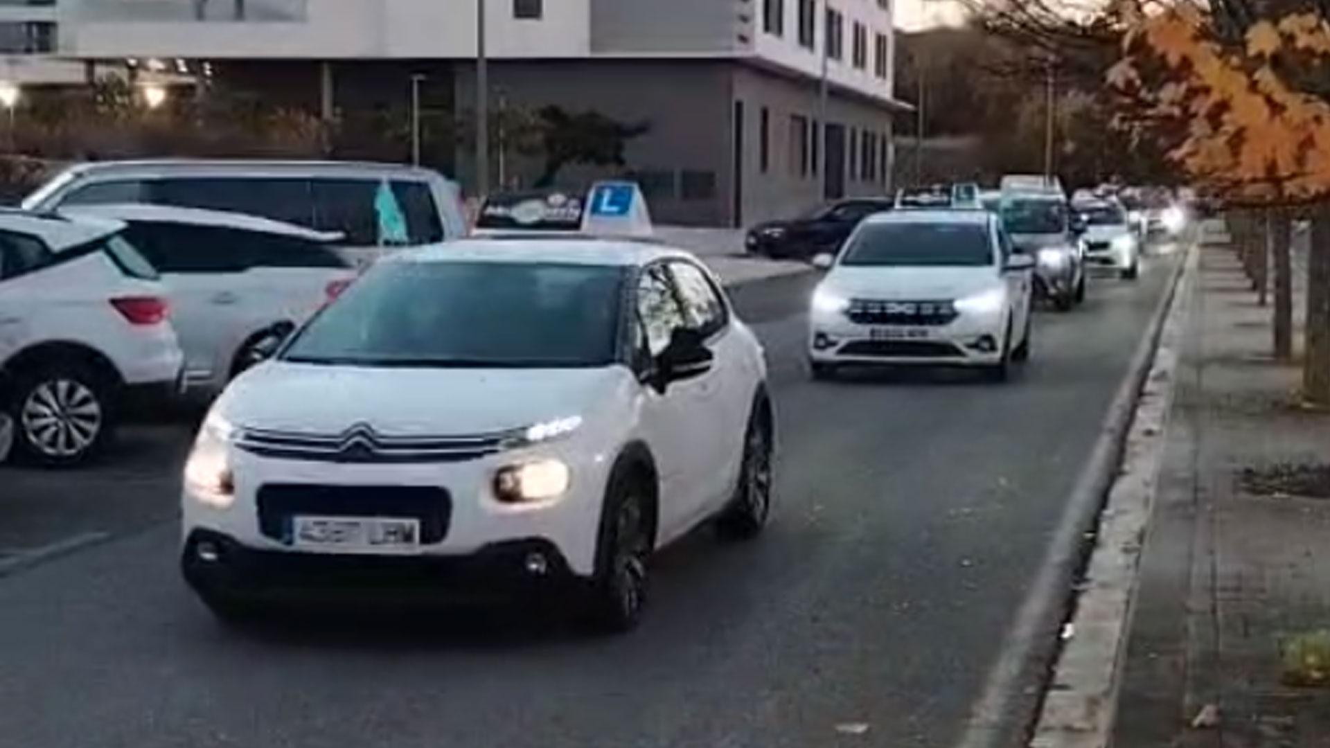 A las 8 de este lunes ha comenzado una manifestación que recorrerá varias calles de Pamplona para denunciar la situación insostenible que están viviendo, con 8.000 personas esperando para examinarse del carné de conducir que está abocando a las autoescuelas al cierre. La protesta discurrirá por la avenida Zaragoza, plaza Príncipe de Viana, avenida Baja Navarra, plaza de Merindades donde darán la vuelta hasta la plaza de los Fueros, para coger Sancho el Fuerte, Fuente del Hierro hasta la jefatura de Tráfico