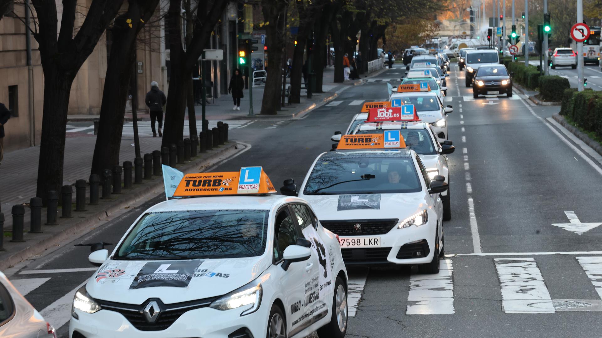 Caravana de las autoescuelas navarras por las calles de Pamplona