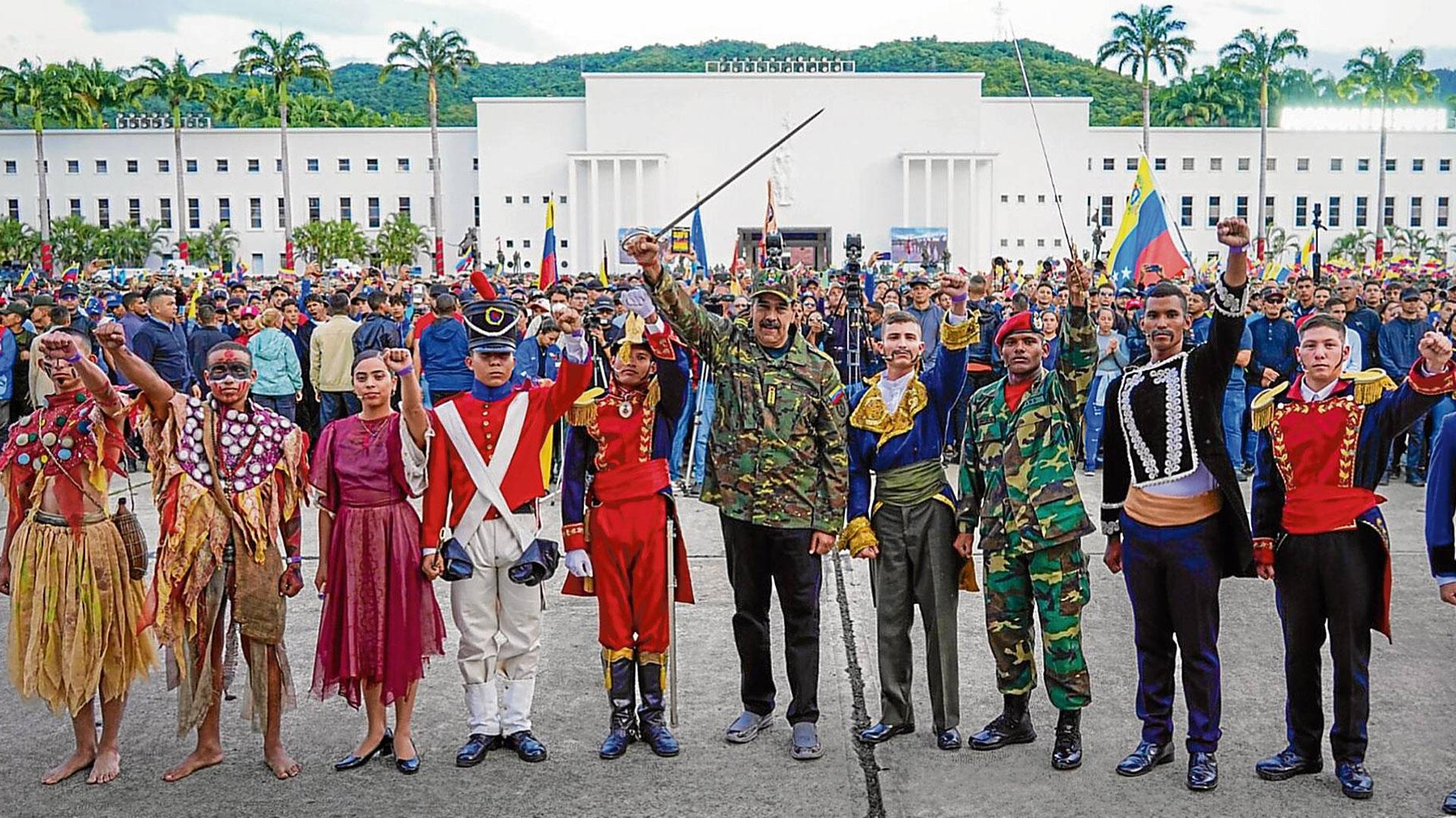 Nicolás Maduro participa, sable en mano, en una representación histórica en Caracas