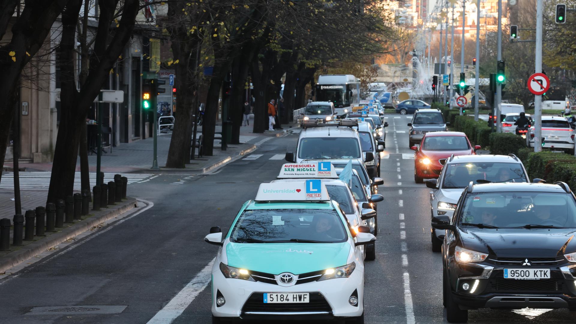 Protesta de las autoescuelas navarras realizada este lunes en Pamplona