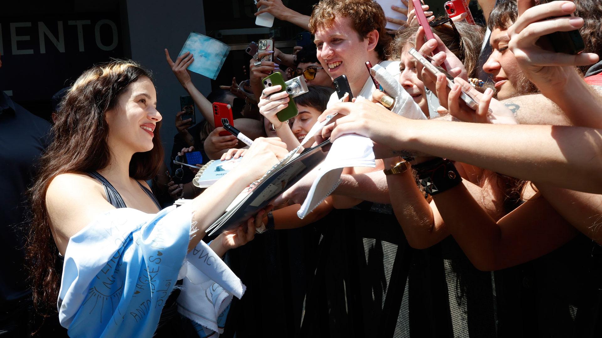 La cantante Rosalía firma autógrafos este viernes, en Buenos Aires