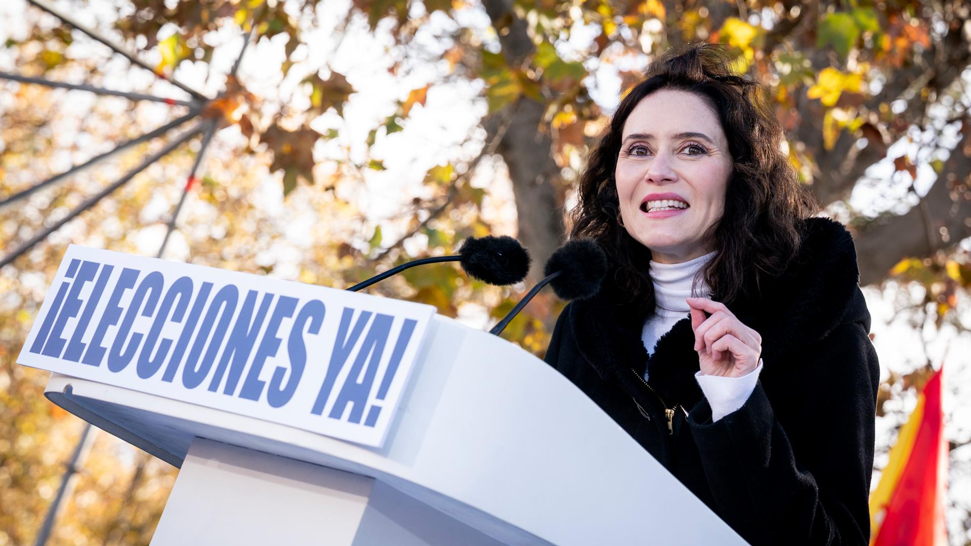 La presidenta de la Comunidad de Madrid, Isabel Díaz Ayuso,  durante la concentración contra la corrupción del Gobierno convocada por el PP, en el Templo de Debod