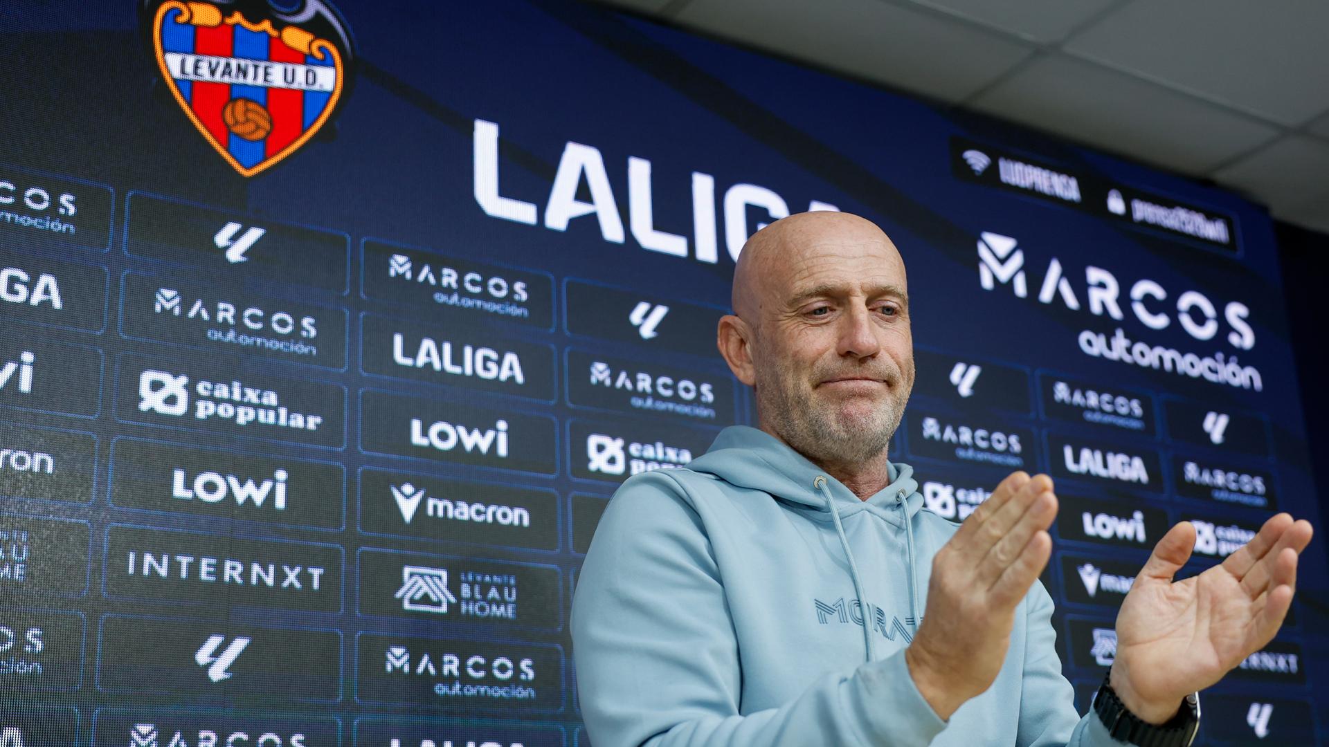 El entrenador Julián Calero durante la rueda de prensa para despedirse del Levante tras ser destituido