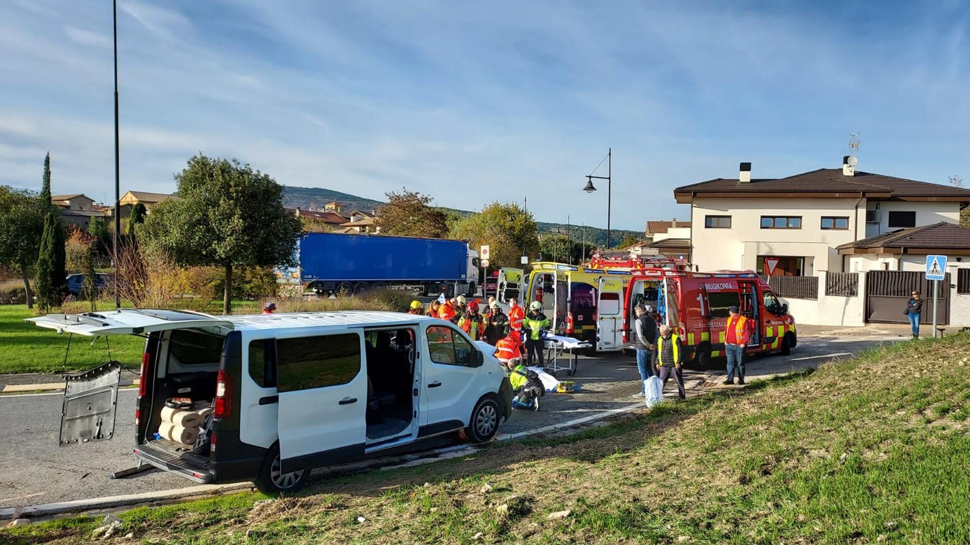 Ocho personas trasladadas tras el choque de una furgoneta contra una casa en Berriosuso