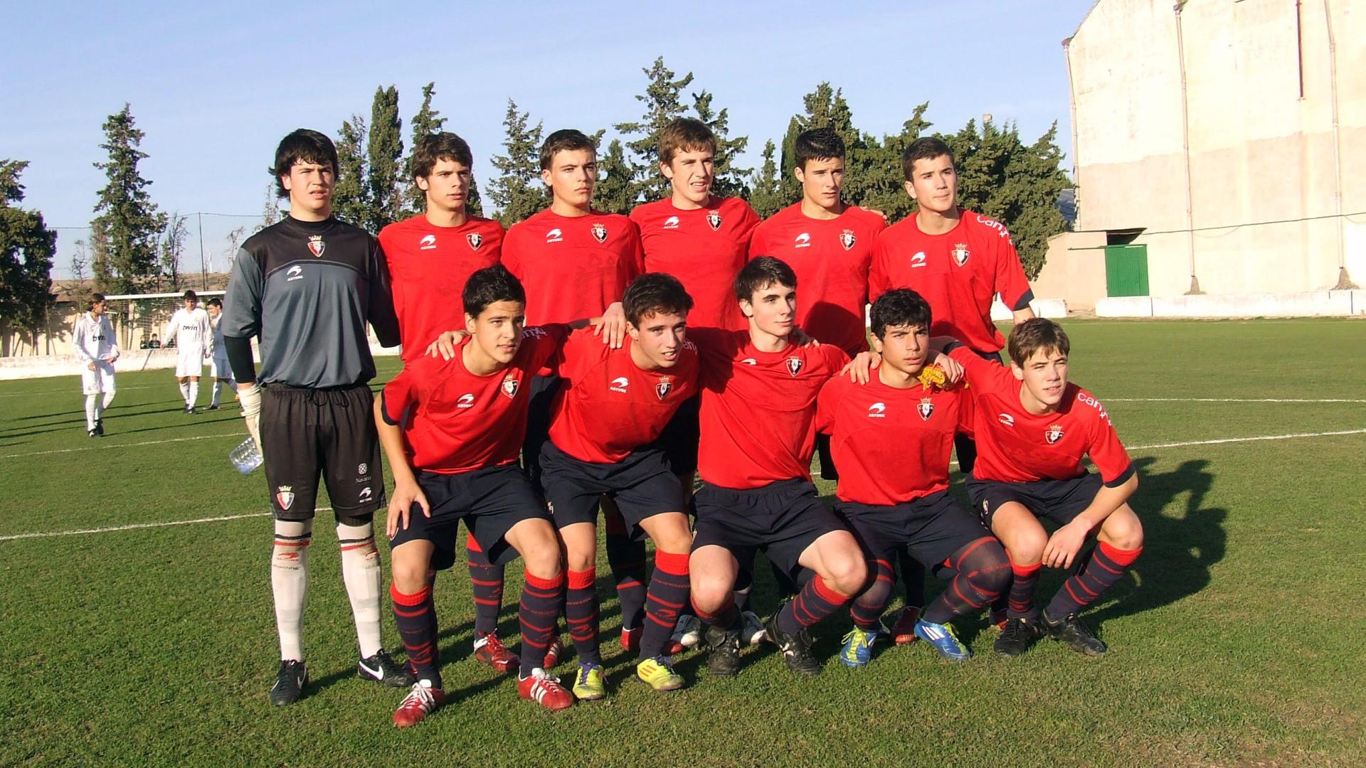 Mikel Merino, agachado a la izquierda, con el Cadete de Osasuna que jugó el Torneo Villa de Cabanillas de 2011