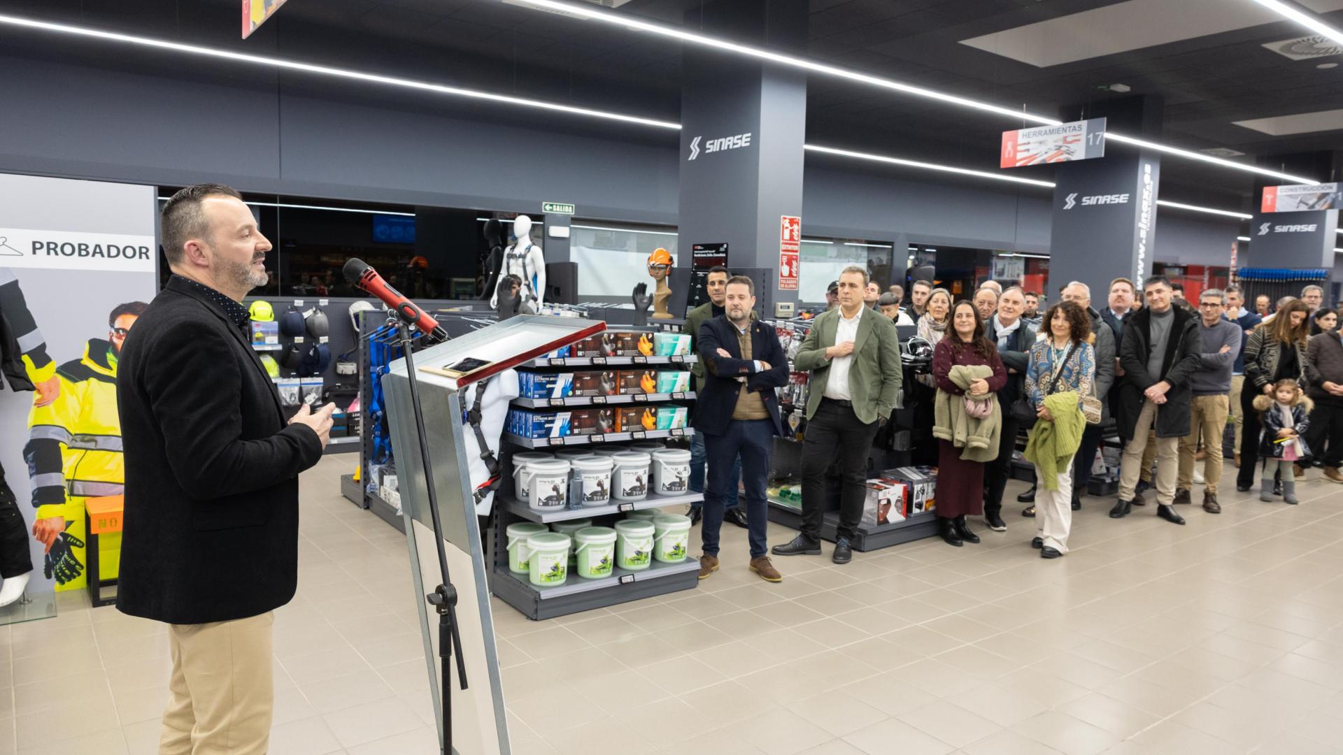 El responsable de la nueva tienda de ferretería de Sinase Tudela, Óscar Díaz Mendaza, durante la apertura oficial de la misma