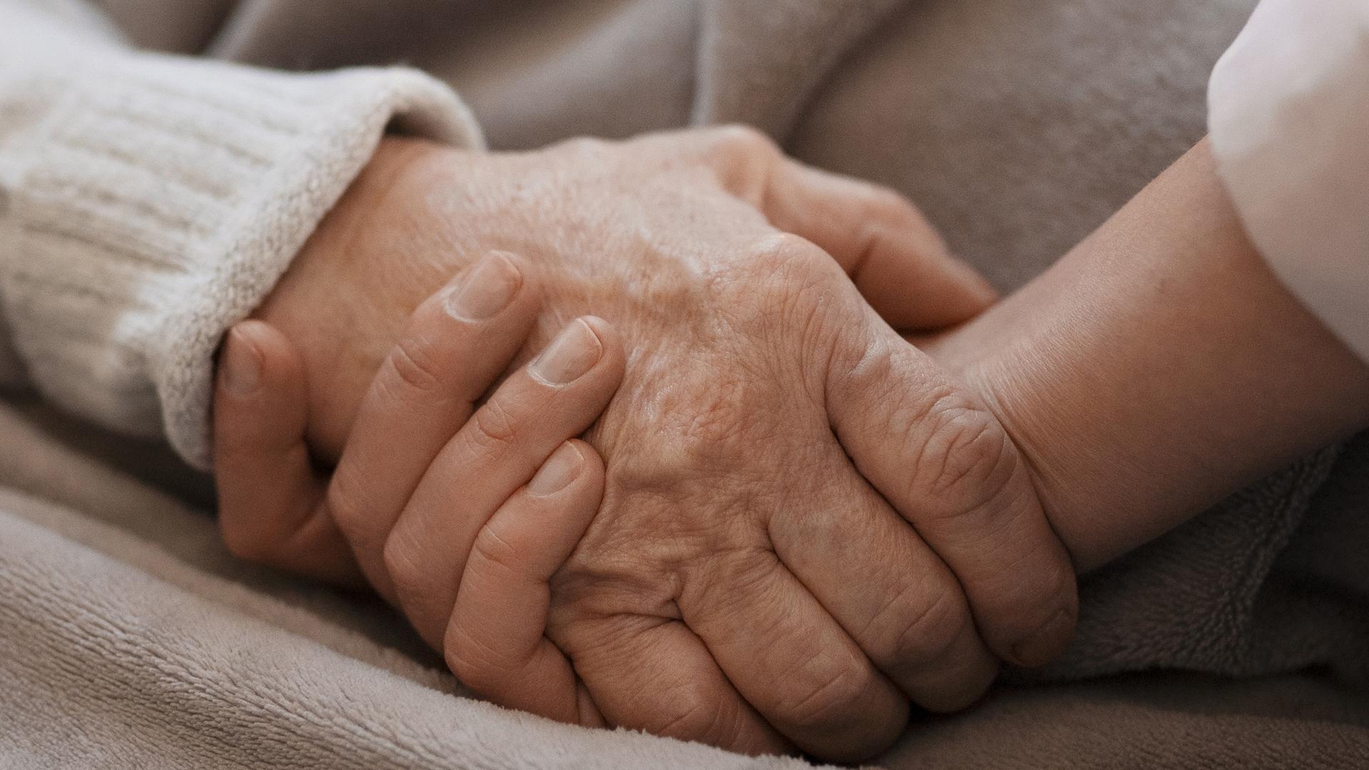 Una nieta se despide de su abuelo