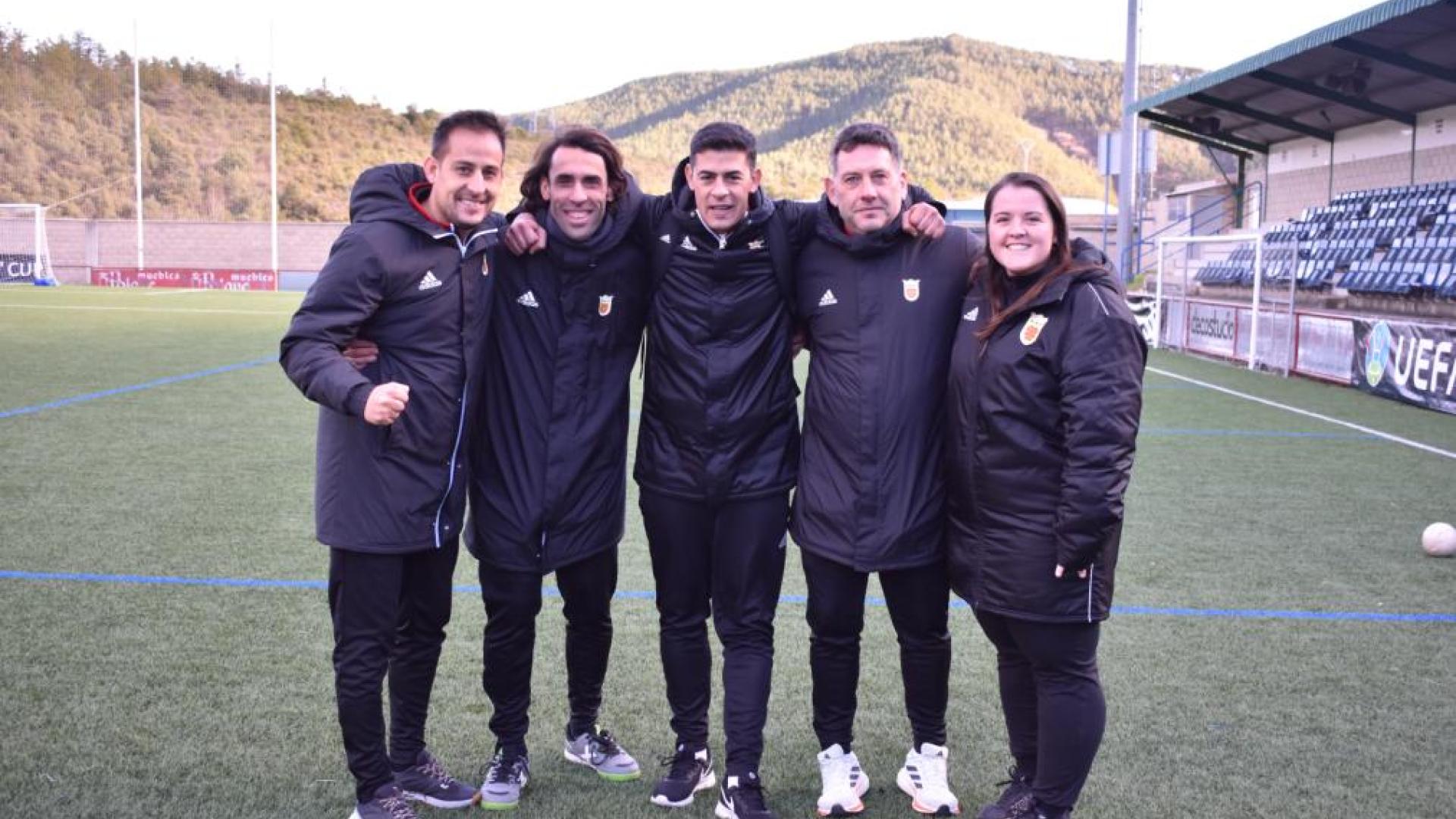 EL CUERPO TÉCNICO: Iván Zaratiegui (segundo entrenador), Roberto Espada (preparador físico), Jaime Sánchez (seleccionador), Jorge Valdivieso (entrenador de porteros) y Aitziber Gómez (fisioterapeuta).