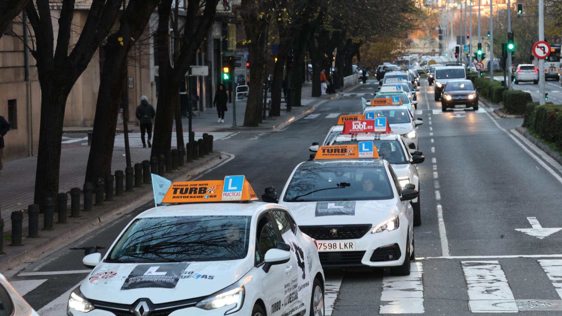 Imagen de la protesta de las autoescuelas de Navarra, a su paso por el centro de  Pamplona