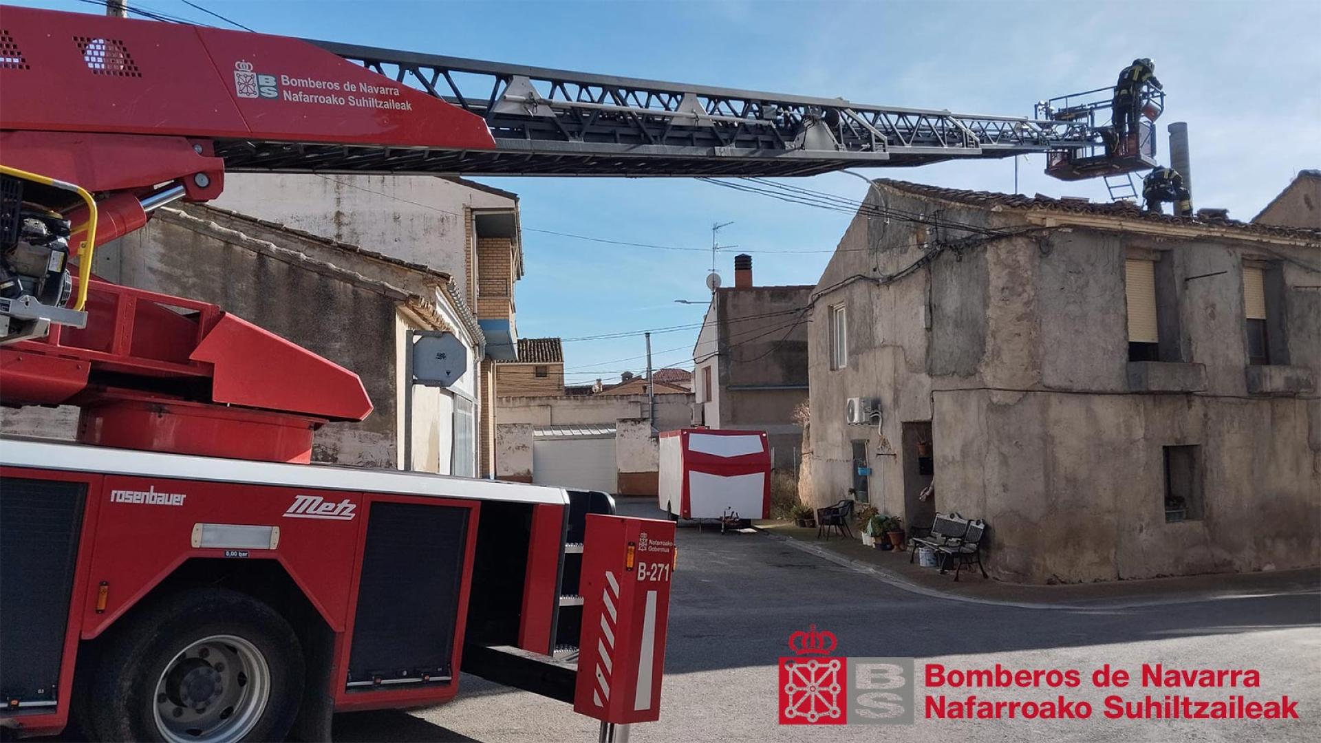 El incendio se ha originado en el tejado por contacto de las vigas de madera con el tubo de la chimenea de la vivienda en Arguedas
