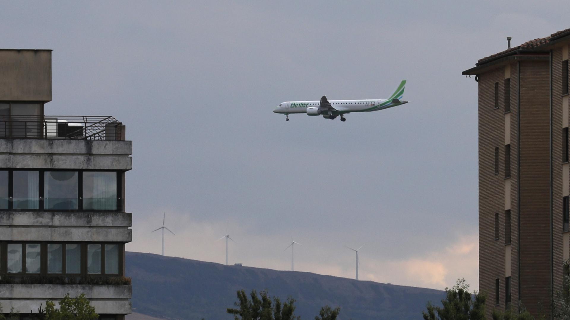 Un avión de la aerolínea Binter sobrevuela Pamplona antes de aterrizar en el aeropuerto de Noáin