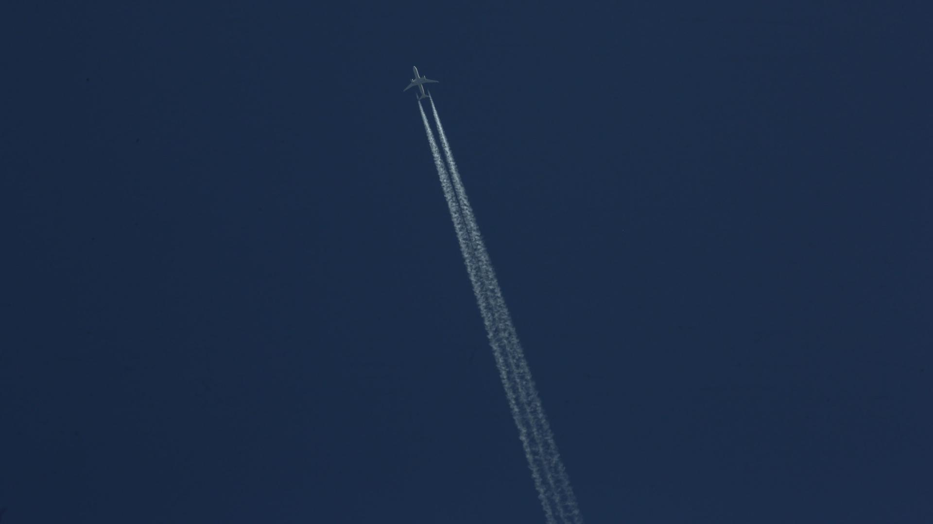 Un avión de pasajeros deja una estela tras de sí mientras sobrevuela Pamplona