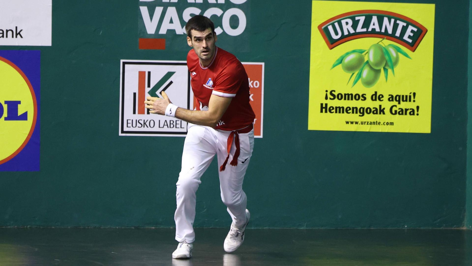 Joseba Ezkurdia golpea a una pelota en la zaga.