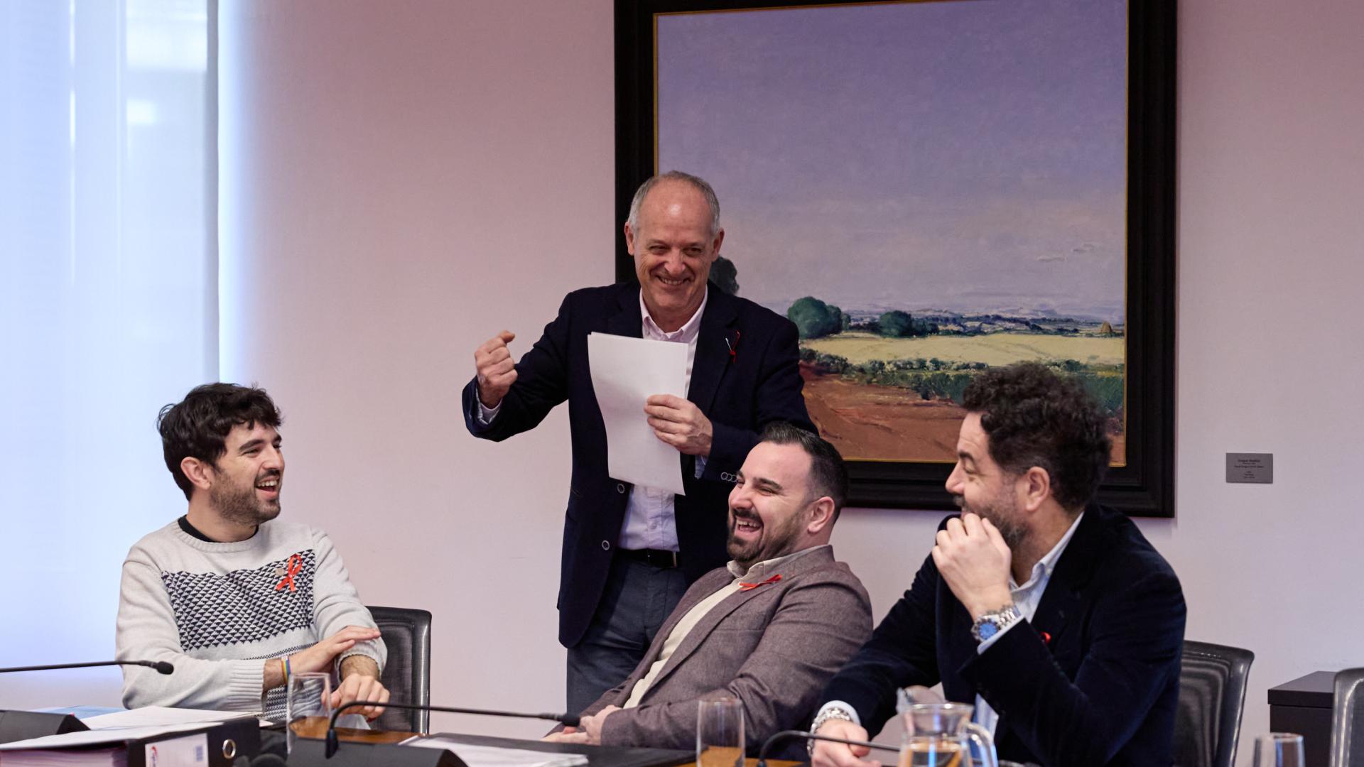 Kevin Lucero, Carlos Mena y Ramón Alzórriz, del PSN, y, de pie, Adolfo Araiz, de EH Bildu, conversan antes del inicio de la comisión de Economía del Parlamento