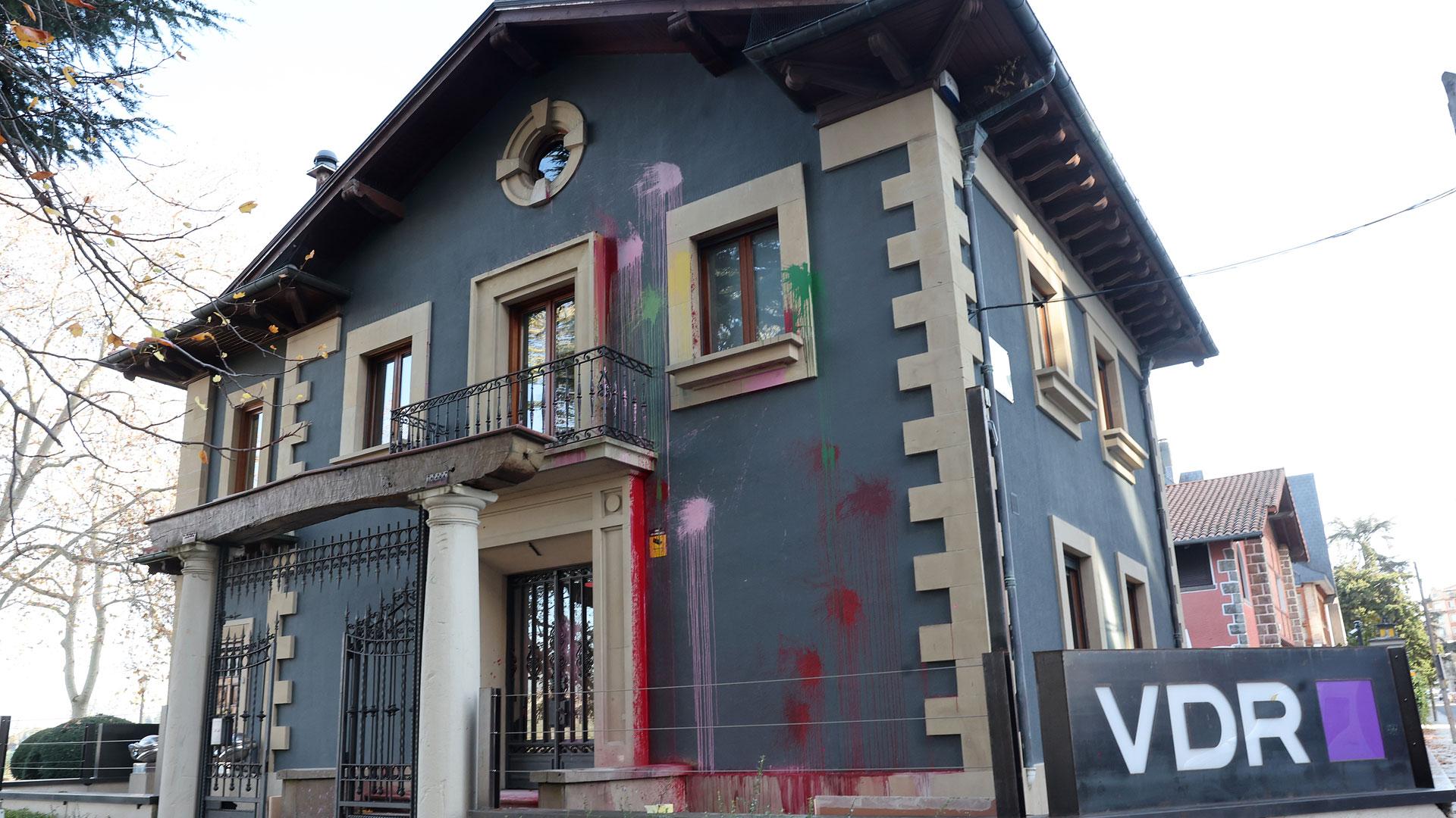 Pintadas en la fachada de la sede de VDR en la Media Luna