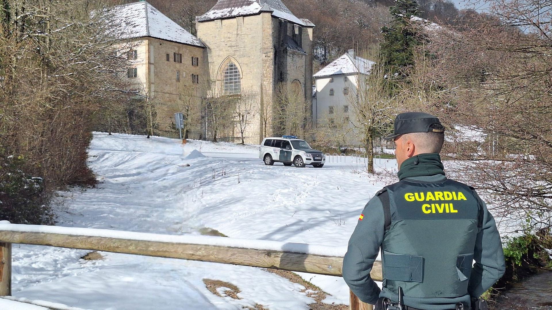 Guardia civil del puesto de Burguete que salvó la vida de una persona que se estaba ahogando en Osuna