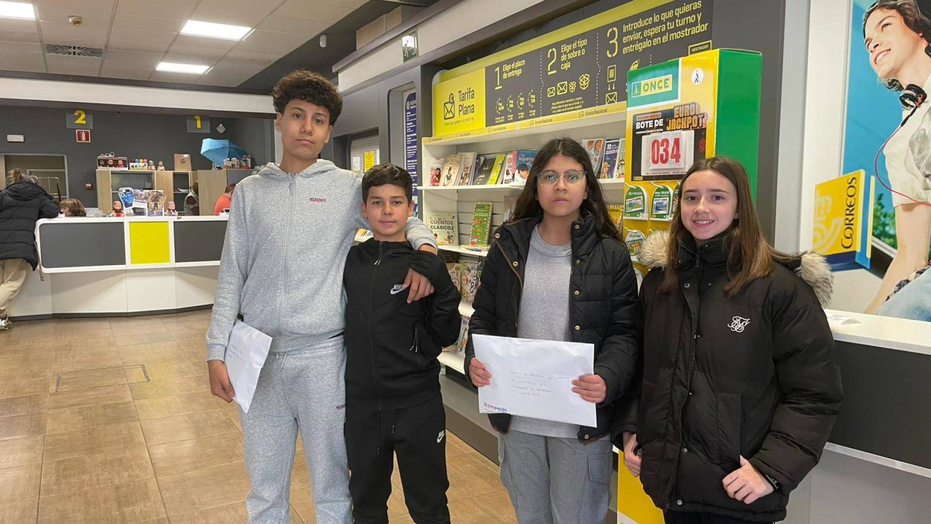 Alumnos de 1º de ESO del colegio la Compasión Escolapios de Pamplona enviaron postales de Navidad a vecinos de Cáceres afectados por los incendios del verano.