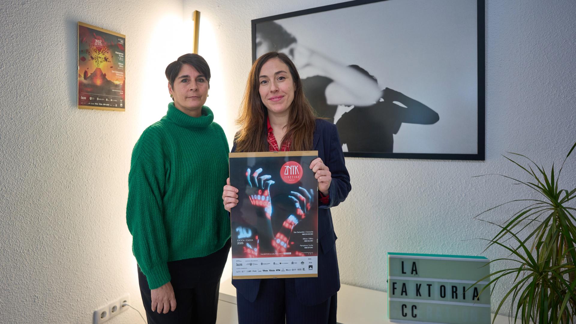 Marta Coronado y Laida Aldaz, con el cartel de Zinetika