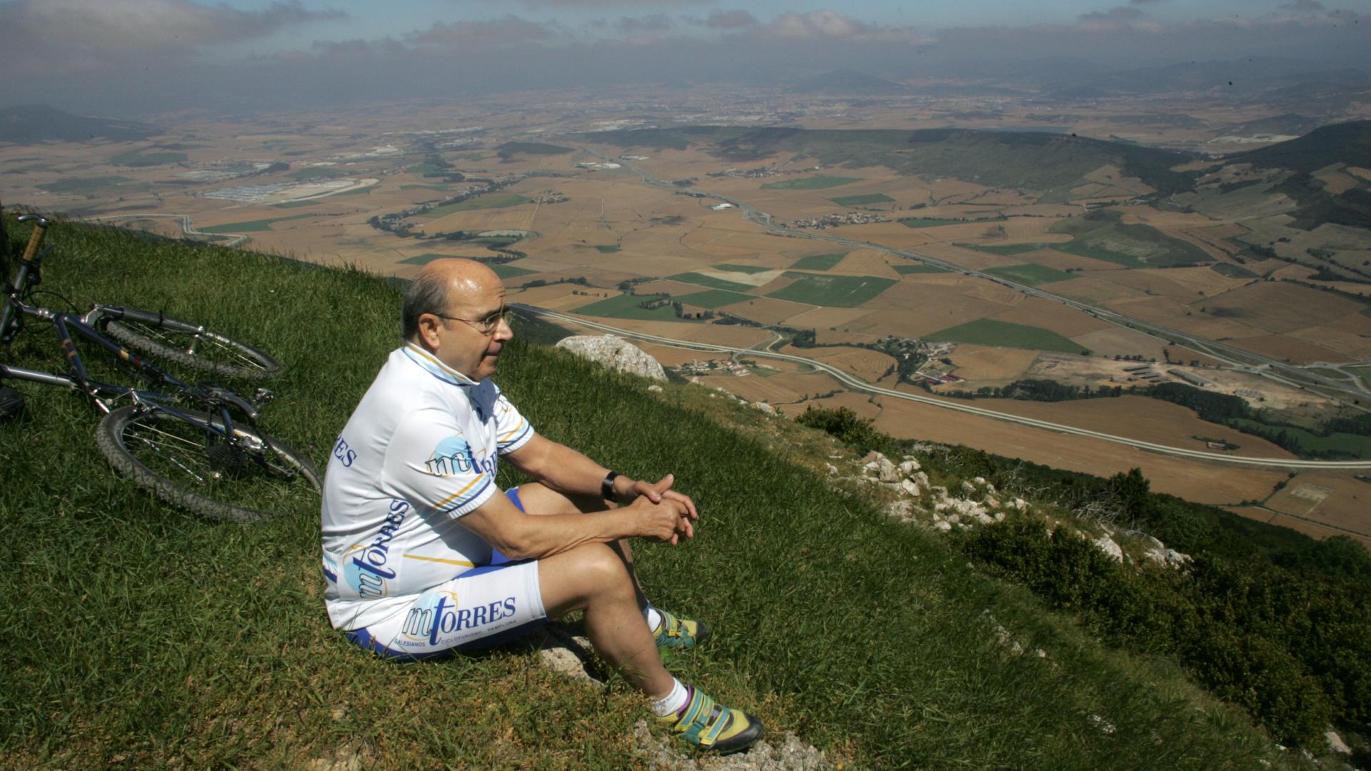 Manuel Torres, sentado en la Higa de Monreal tras subir la montaña en bicicleta, con 71 años.