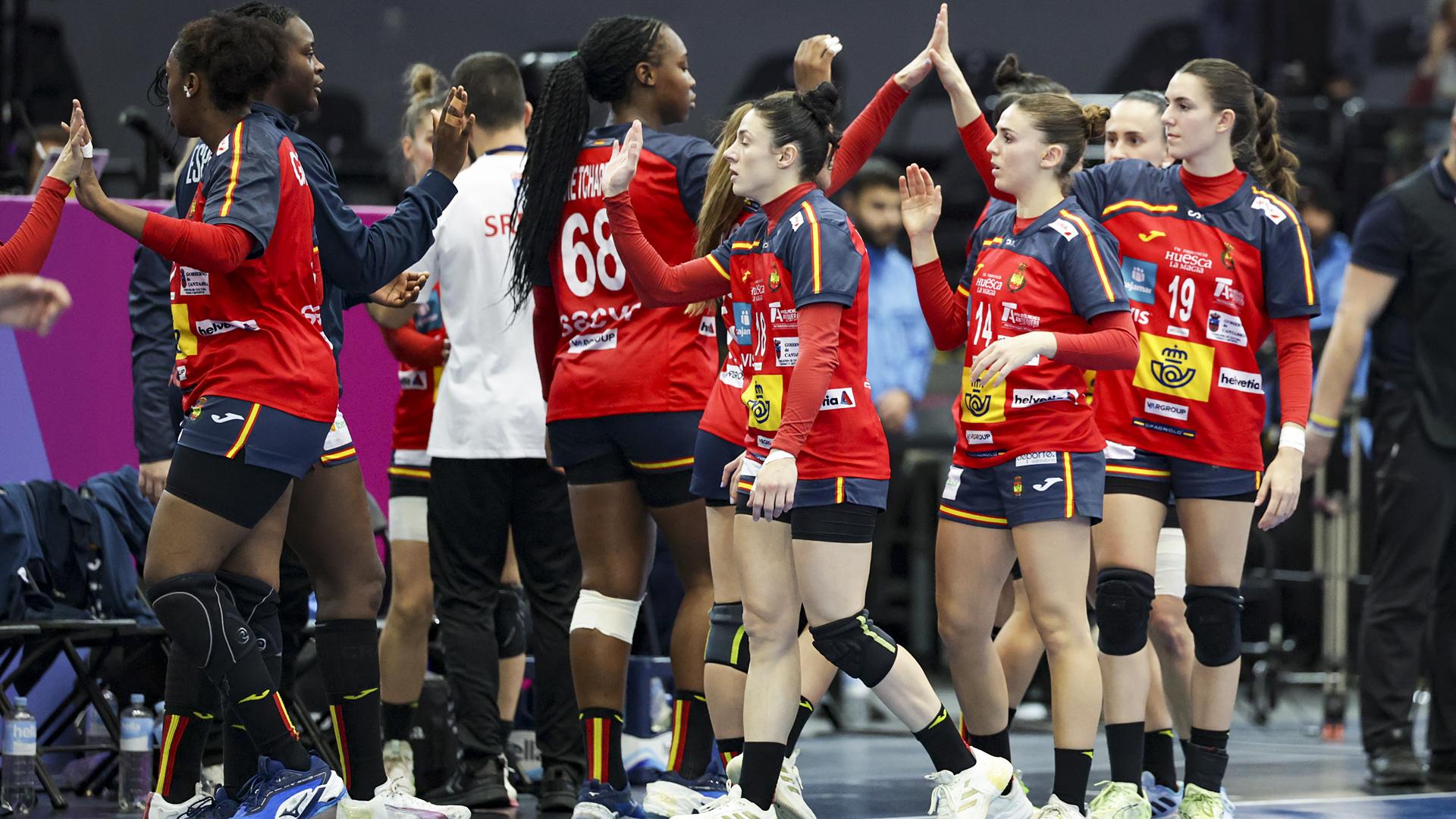 Las españolas, cabizbajas, se saludan tras caer contra Serbia en el Mundial de Países Bajos y Alemania
